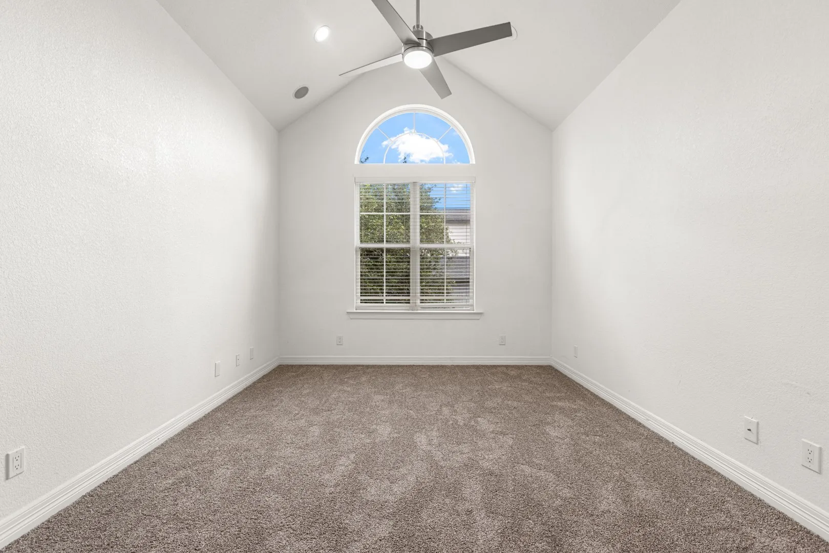Single Family Residence For Rent in Dallas County , 902 Saint George Place, De Soto, Texas 75115, 4 Bedroom, 7 Bathroom, 3 Garage spaces, 4,024 Sqft, built in 2005, mls#21379826, Real Estate Agent in De Soto, Homes For Rent in Dallas county, Homes For Rent in De Soto, Realtor in De Soto Texas, Real Estate Brokerage Independent Realty Texas, Luminita Cordes Realtor