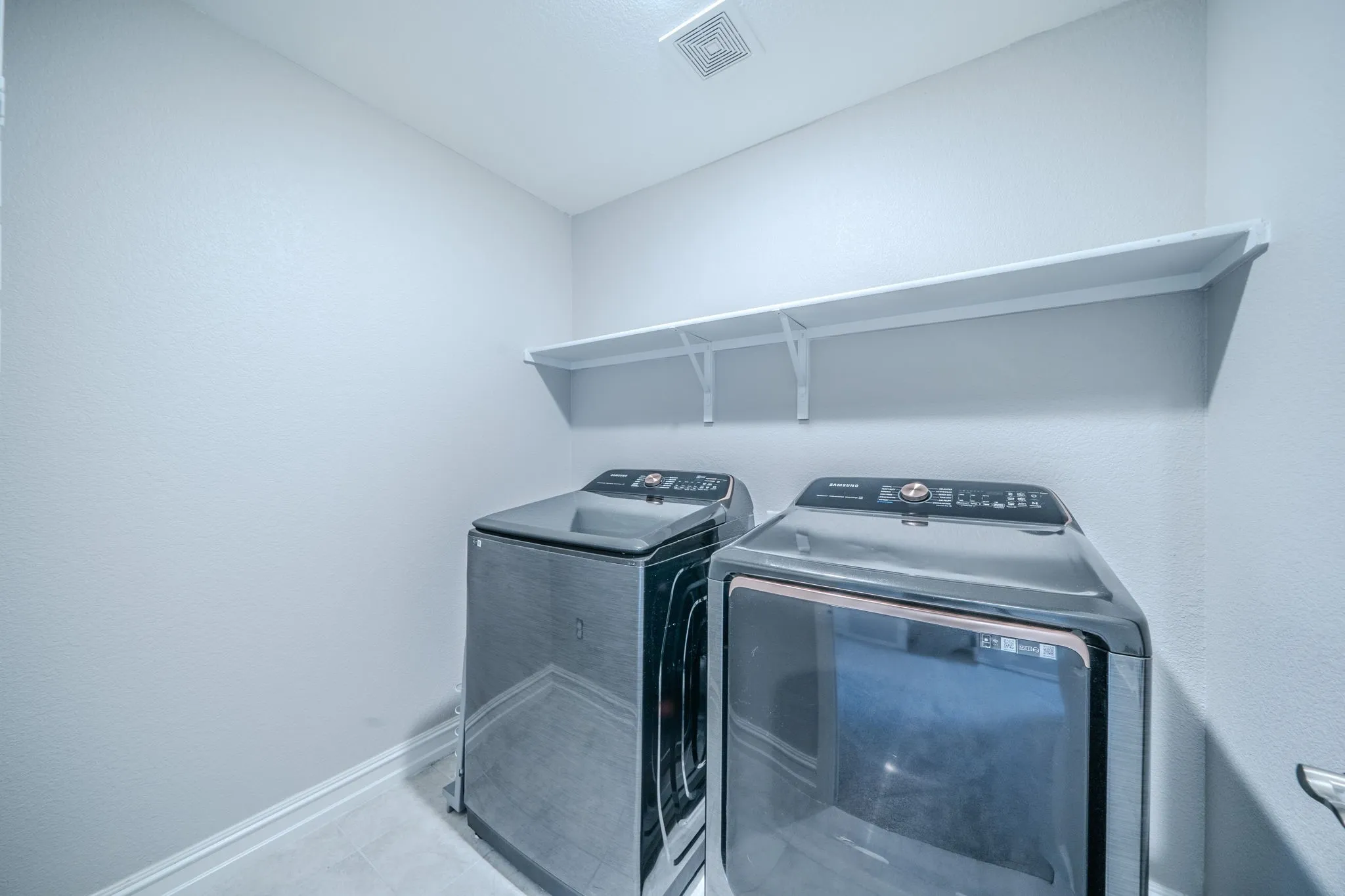 Single Family Residence For Sale in Dallas County , 2833 Henson Lane, Garland, Texas 75040, 4 Bedroom, 3 Bathroom, 2 Garage spaces, 2,455 Sqft, built in 2021, mls#21373199, Real Estate Agent in Garland, Homes For Sale in Dallas county, Homes For Sale in Garland, Realtor in Garland Texas, Real Estate Brokerage Independent Realty Texas, Luminita Cordes Realtor