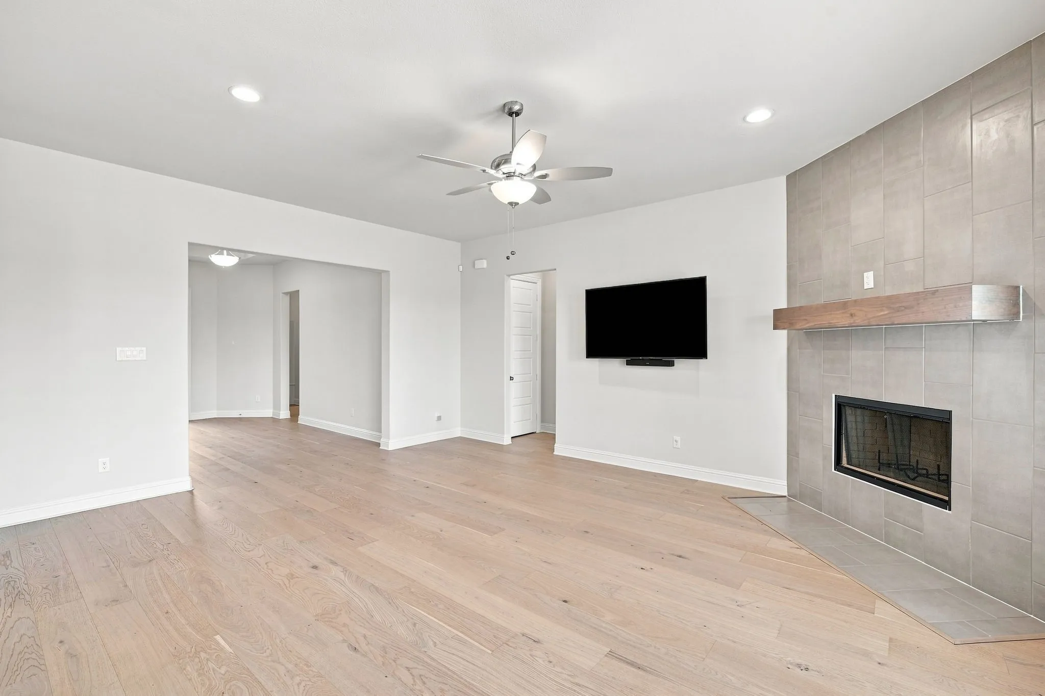 Single Family Residence For Sale in Ellis County , 801 Brandi Ridge Drive, Midlothian, Texas 76065, 4 Bedroom, 4 Bathroom, 2 Garage spaces, 3,210 Sqft, built in 2023, mls#21379709, Real Estate Agent in Midlothian, Homes For Sale in Ellis county, Homes For Sale in Midlothian, Realtor in Midlothian Texas, Real Estate Brokerage Independent Realty Texas, Luminita Cordes Realtor