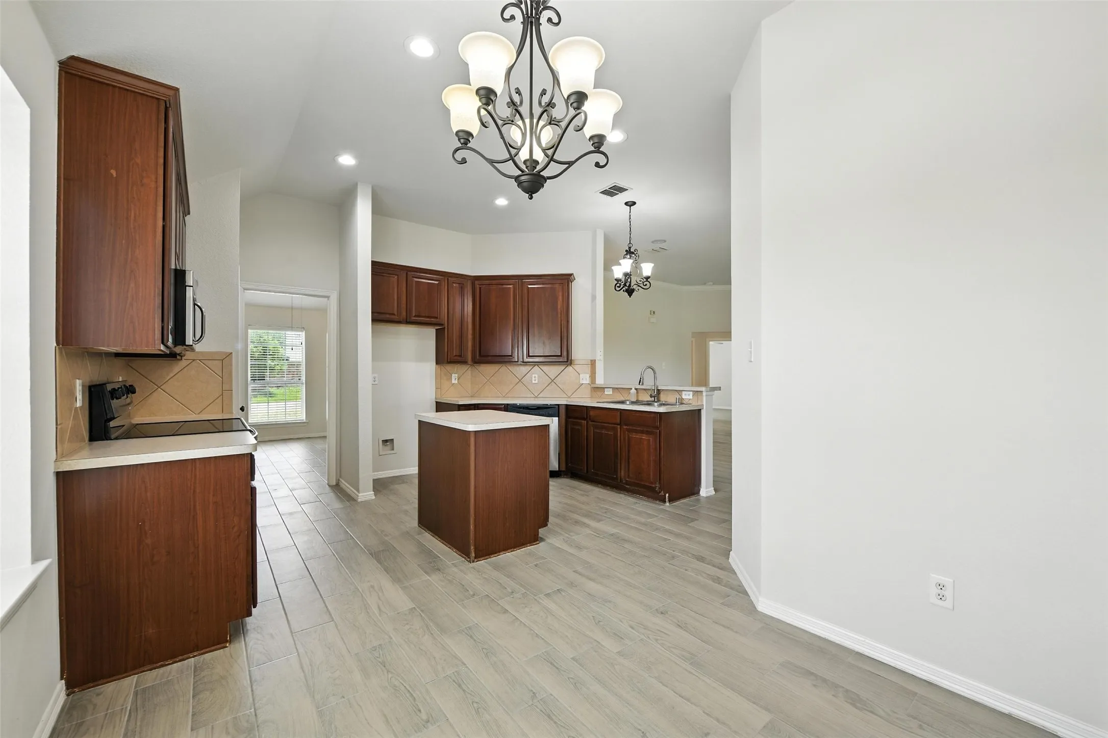 Single Family Residence For Rent in Parker County , 113 Shumard Drive, Aledo, Texas 76008, 3 Bedroom, 2 Bathroom, 2 Garage spaces, 1,681 Sqft, built in 2006, mls#21375381, Real Estate Agent in Aledo, Homes For Rent in Parker county, Homes For Rent in Aledo, Realtor in Aledo Texas, Real Estate Brokerage Independent Realty Texas, Luminita Cordes Realtor