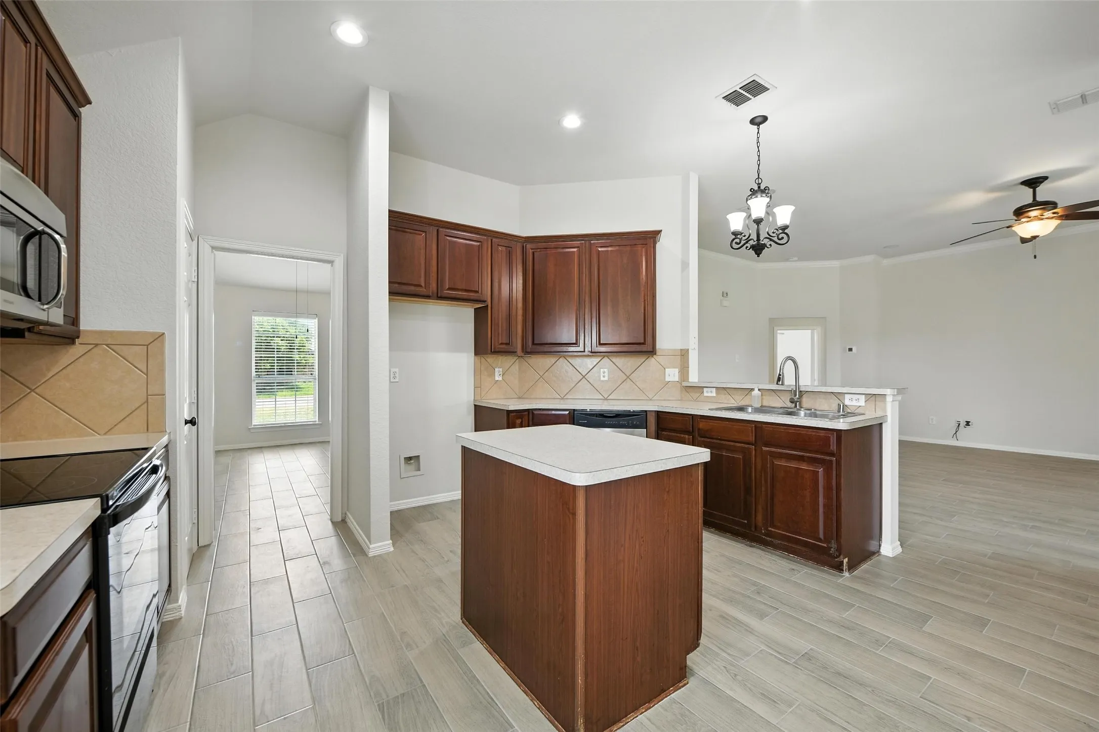 Single Family Residence For Rent in Parker County , 113 Shumard Drive, Aledo, Texas 76008, 3 Bedroom, 2 Bathroom, 2 Garage spaces, 1,681 Sqft, built in 2006, mls#21375381, Real Estate Agent in Aledo, Homes For Rent in Parker county, Homes For Rent in Aledo, Realtor in Aledo Texas, Real Estate Brokerage Independent Realty Texas, Luminita Cordes Realtor