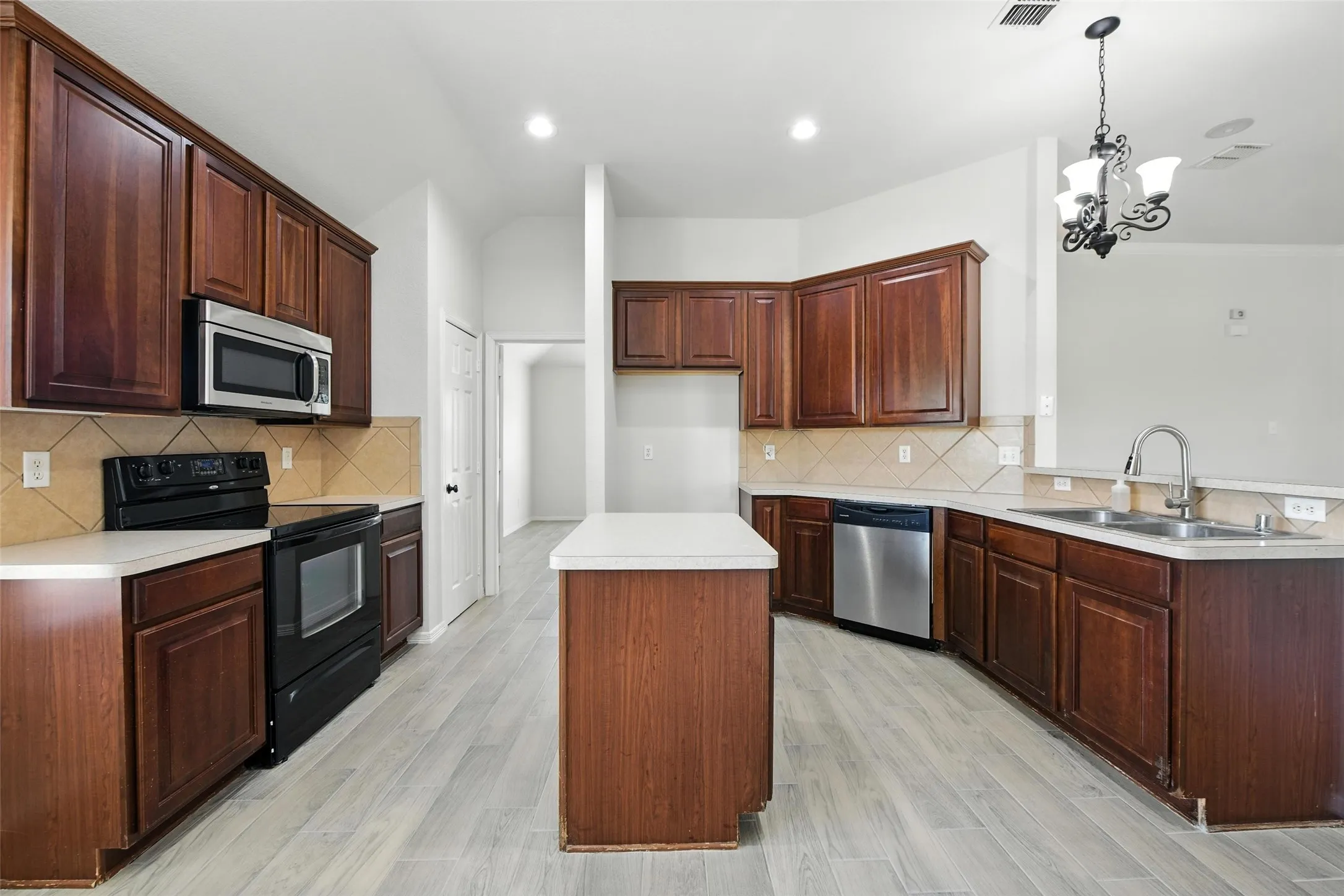 Single Family Residence For Rent in Parker County , 113 Shumard Drive, Aledo, Texas 76008, 3 Bedroom, 2 Bathroom, 2 Garage spaces, 1,681 Sqft, built in 2006, mls#21375381, Real Estate Agent in Aledo, Homes For Rent in Parker county, Homes For Rent in Aledo, Realtor in Aledo Texas, Real Estate Brokerage Independent Realty Texas, Luminita Cordes Realtor