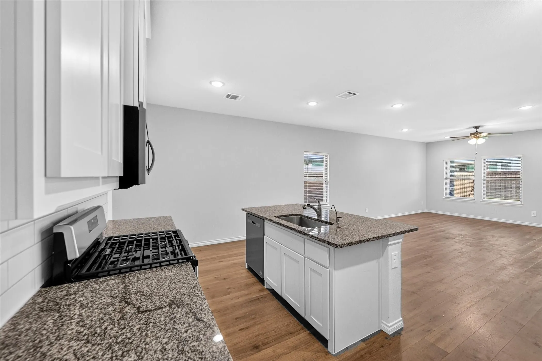 Single Family Residence For Rent in Denton County , 340 Willowmore Drive, Little Elm, Texas 75068, 3 Bedroom, 3 Bathroom, 2 Garage spaces, 1,928 Sqft, built in 2023, mls#21379685, Real Estate Agent in Little Elm, Homes For Rent in Denton county, Homes For Rent in Little Elm, Realtor in Little Elm Texas, Real Estate Brokerage Independent Realty Texas, Luminita Cordes Realtor