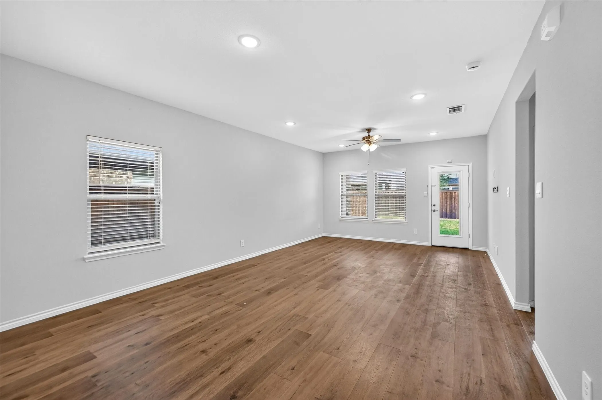 Single Family Residence For Rent in Denton County , 340 Willowmore Drive, Little Elm, Texas 75068, 3 Bedroom, 3 Bathroom, 2 Garage spaces, 1,928 Sqft, built in 2023, mls#21379685, Real Estate Agent in Little Elm, Homes For Rent in Denton county, Homes For Rent in Little Elm, Realtor in Little Elm Texas, Real Estate Brokerage Independent Realty Texas, Luminita Cordes Realtor