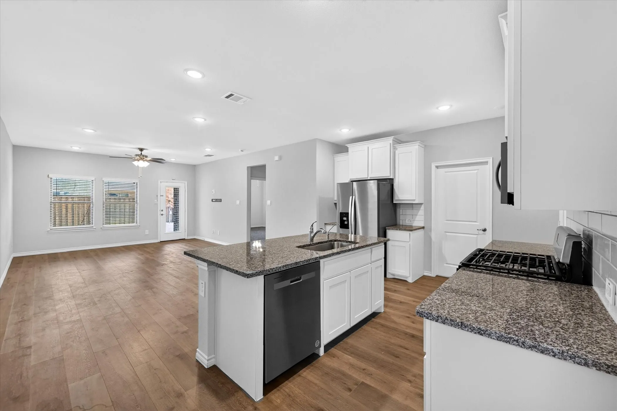Single Family Residence For Rent in Denton County , 340 Willowmore Drive, Little Elm, Texas 75068, 3 Bedroom, 3 Bathroom, 2 Garage spaces, 1,928 Sqft, built in 2023, mls#21379685, Real Estate Agent in Little Elm, Homes For Rent in Denton county, Homes For Rent in Little Elm, Realtor in Little Elm Texas, Real Estate Brokerage Independent Realty Texas, Luminita Cordes Realtor