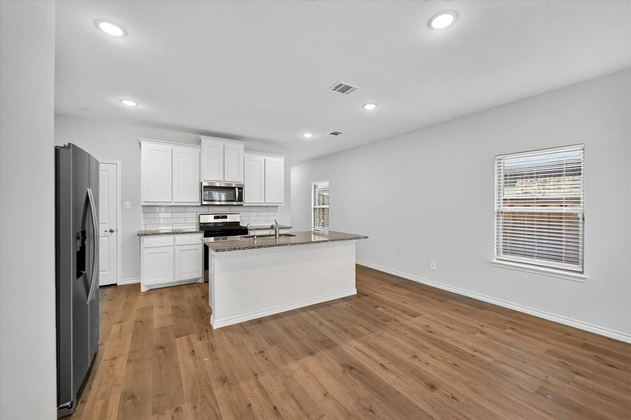 Single Family Residence For Rent in Denton County , 340 Willowmore Drive, Little Elm, Texas 75068, 3 Bedroom, 3 Bathroom, 2 Garage spaces, 1,928 Sqft, built in 2023, mls#21379685, Real Estate Agent in Little Elm, Homes For Rent in Denton county, Homes For Rent in Little Elm, Realtor in Little Elm Texas, Real Estate Brokerage Independent Realty Texas, Luminita Cordes Realtor