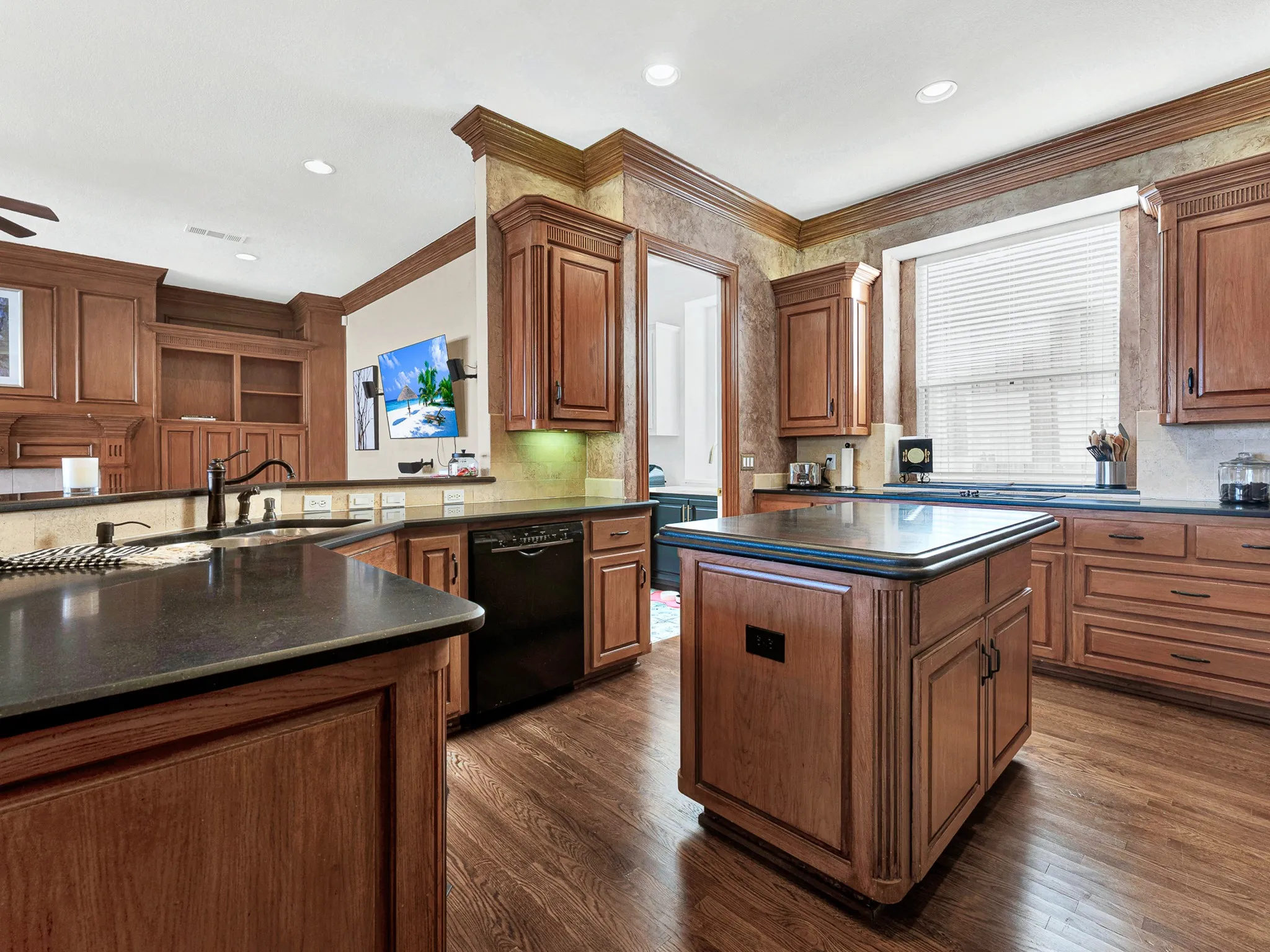 Single Family Residence For Sale in Collin County , 3404 Lantz Circle, Plano, Texas 75025, 5 Bedroom, 5 Bathroom, 3 Garage spaces, 4,337 Sqft, built in 1995, mls#21373947, Real Estate Agent in Plano, Homes For Sale in Collin county, Homes For Sale in Plano, Realtor in Plano Texas, Real Estate Brokerage Independent Realty Texas, Luminita Cordes Realtor