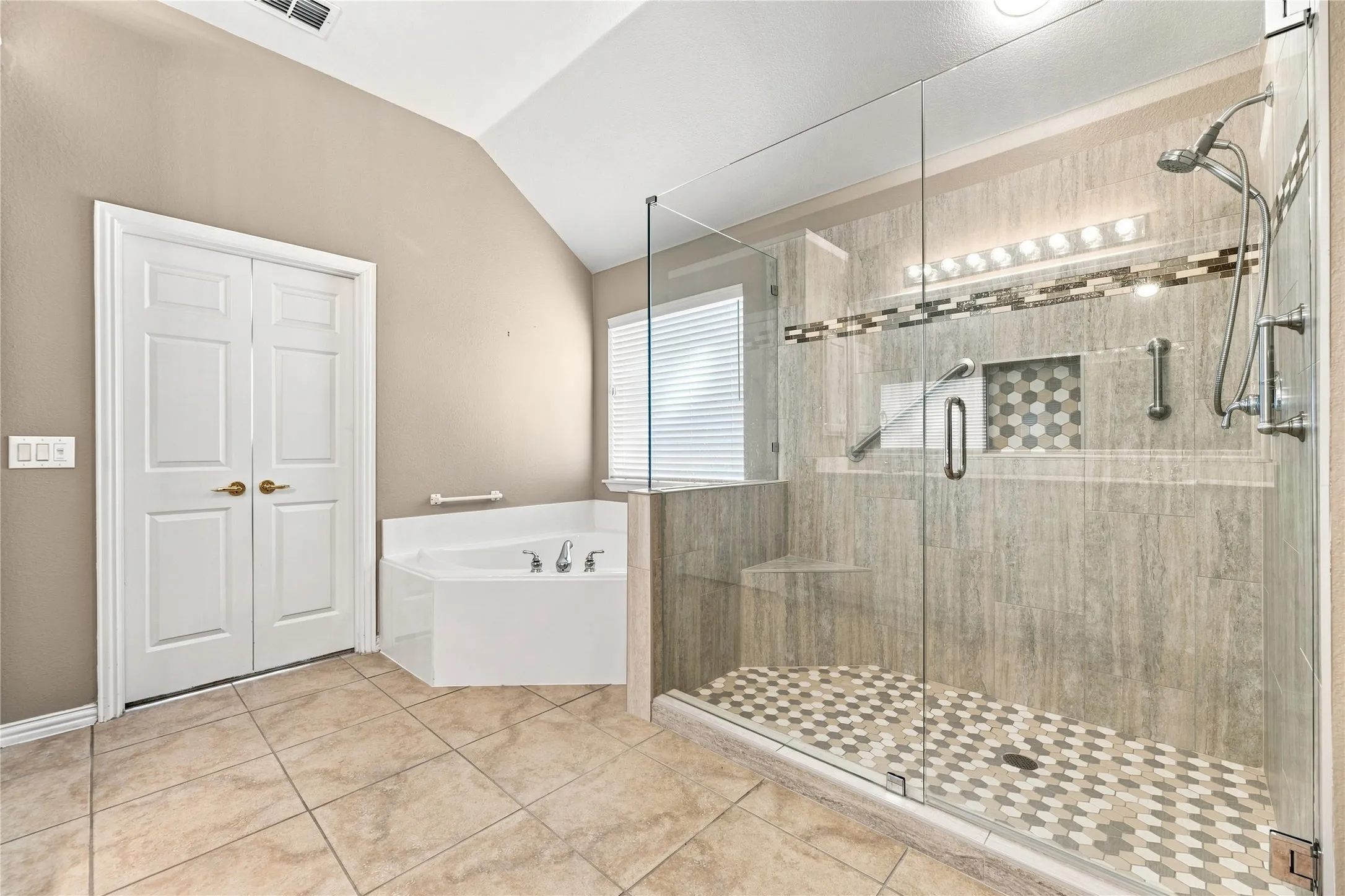 Single Family Residence For Sale in Collin County , 452 Long Cove Drive, Fairview, Texas 75069, 3 Bedroom, 3 Bathroom, 2 Garage spaces, 2,631 Sqft, built in 2005, mls#21379620, Real Estate Agent in Fairview, Homes For Sale in Collin county, Homes For Sale in Fairview, Realtor in Fairview Texas, Real Estate Brokerage Independent Realty Texas, Luminita Cordes Realtor