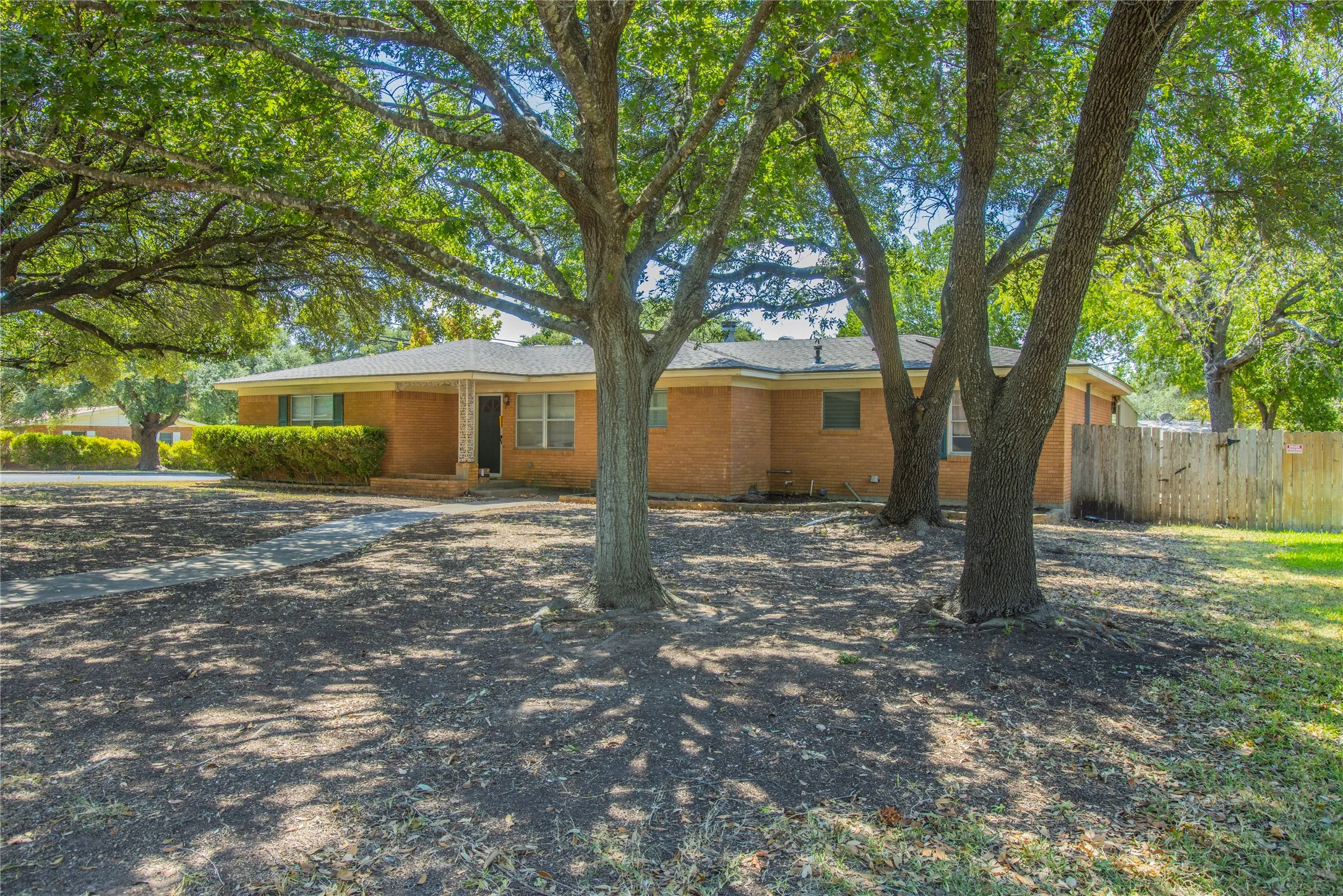 Single Family Residence For Sale in Mc Lennan County , 400 Randle Drive, Woodway, Texas 76712, 3 Bedroom, 2 Bathroom, 2 Garage spaces, 1,677 Sqft, built in 1956, mls#21379847, Real Estate Agent in Woodway, Homes For Sale in Mc Lennan county, Homes For Sale in Woodway, Realtor in Woodway Texas, Real Estate Brokerage Independent Realty Texas, Luminita Cordes Realtor