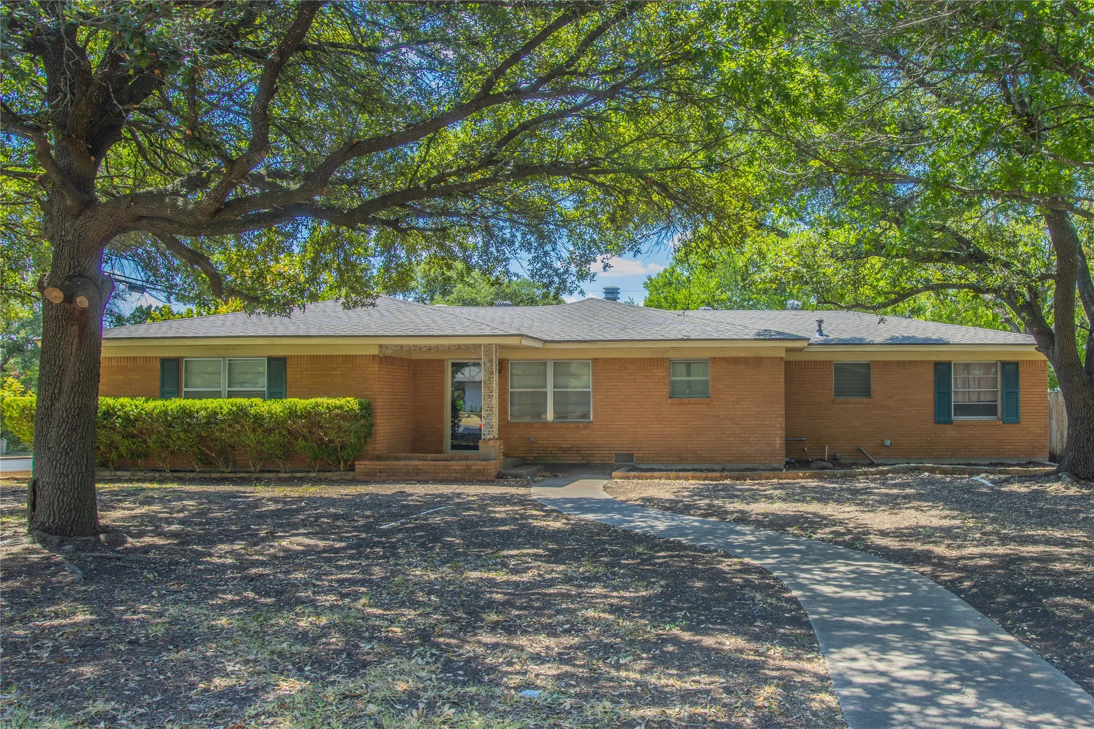Single Family Residence For Sale in Mc Lennan County , 400 Randle Drive, Woodway, Texas 76712, 3 Bedroom, 2 Bathroom, 2 Garage spaces, 1,677 Sqft, built in 1956, mls#21379847, Real Estate Agent in Woodway, Homes For Sale in Mc Lennan county, Homes For Sale in Woodway, Realtor in Woodway Texas, Real Estate Brokerage Independent Realty Texas, Luminita Cordes Realtor
