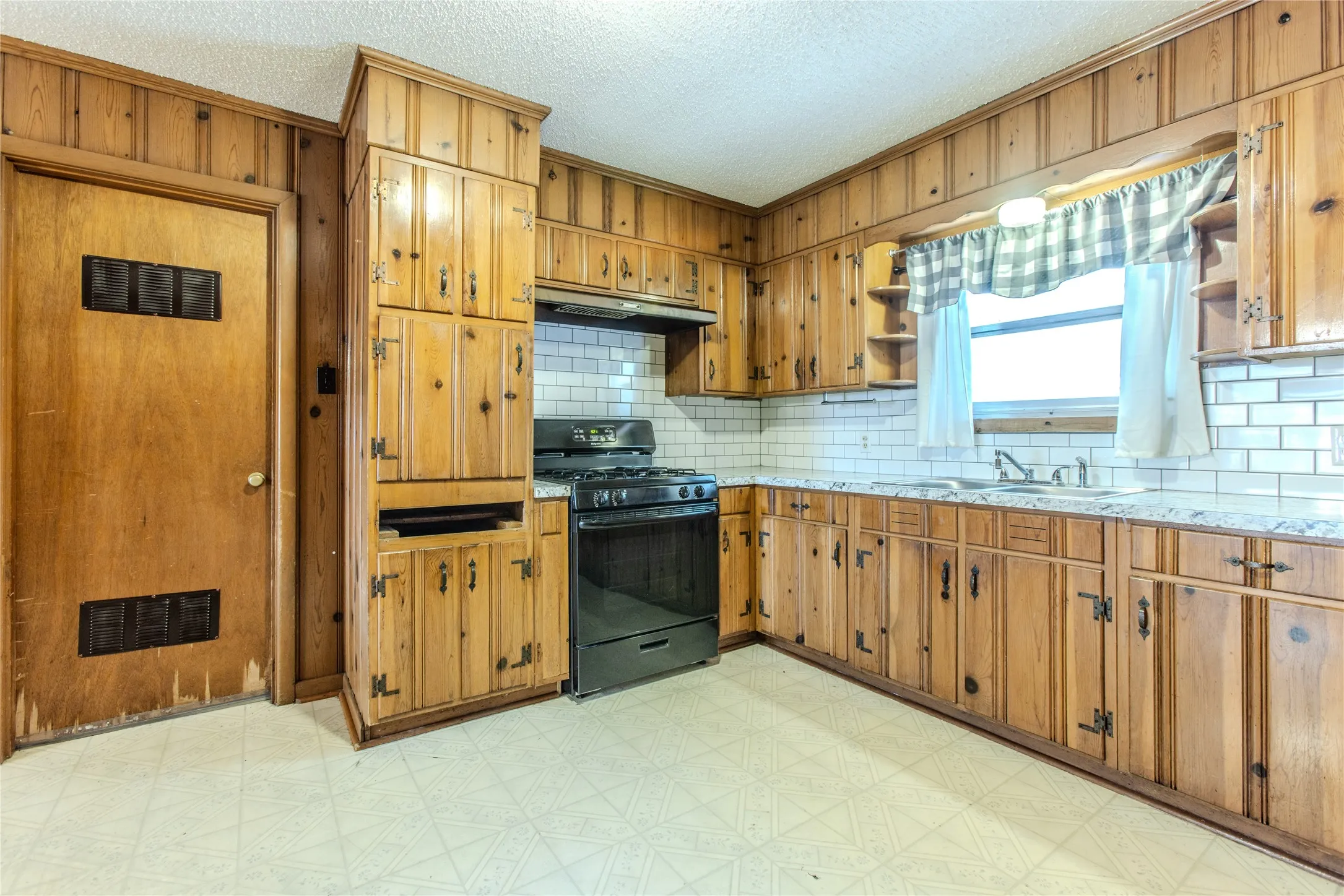 Single Family Residence For Sale in Mc Lennan County , 400 Randle Drive, Woodway, Texas 76712, 3 Bedroom, 2 Bathroom, 2 Garage spaces, 1,677 Sqft, built in 1956, mls#21379847, Real Estate Agent in Woodway, Homes For Sale in Mc Lennan county, Homes For Sale in Woodway, Realtor in Woodway Texas, Real Estate Brokerage Independent Realty Texas, Luminita Cordes Realtor