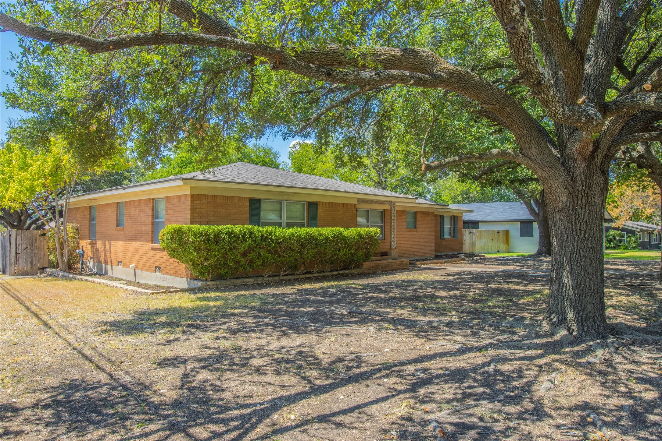 Single Family Residence For Sale in Mc Lennan County , 400 Randle Drive, Woodway, Texas 76712, 3 Bedroom, 2 Bathroom, 2 Garage spaces, 1,677 Sqft, built in 1956, mls#21379847, Real Estate Agent in Woodway, Homes For Sale in Mc Lennan county, Homes For Sale in Woodway, Realtor in Woodway Texas, Real Estate Brokerage Independent Realty Texas, Luminita Cordes Realtor