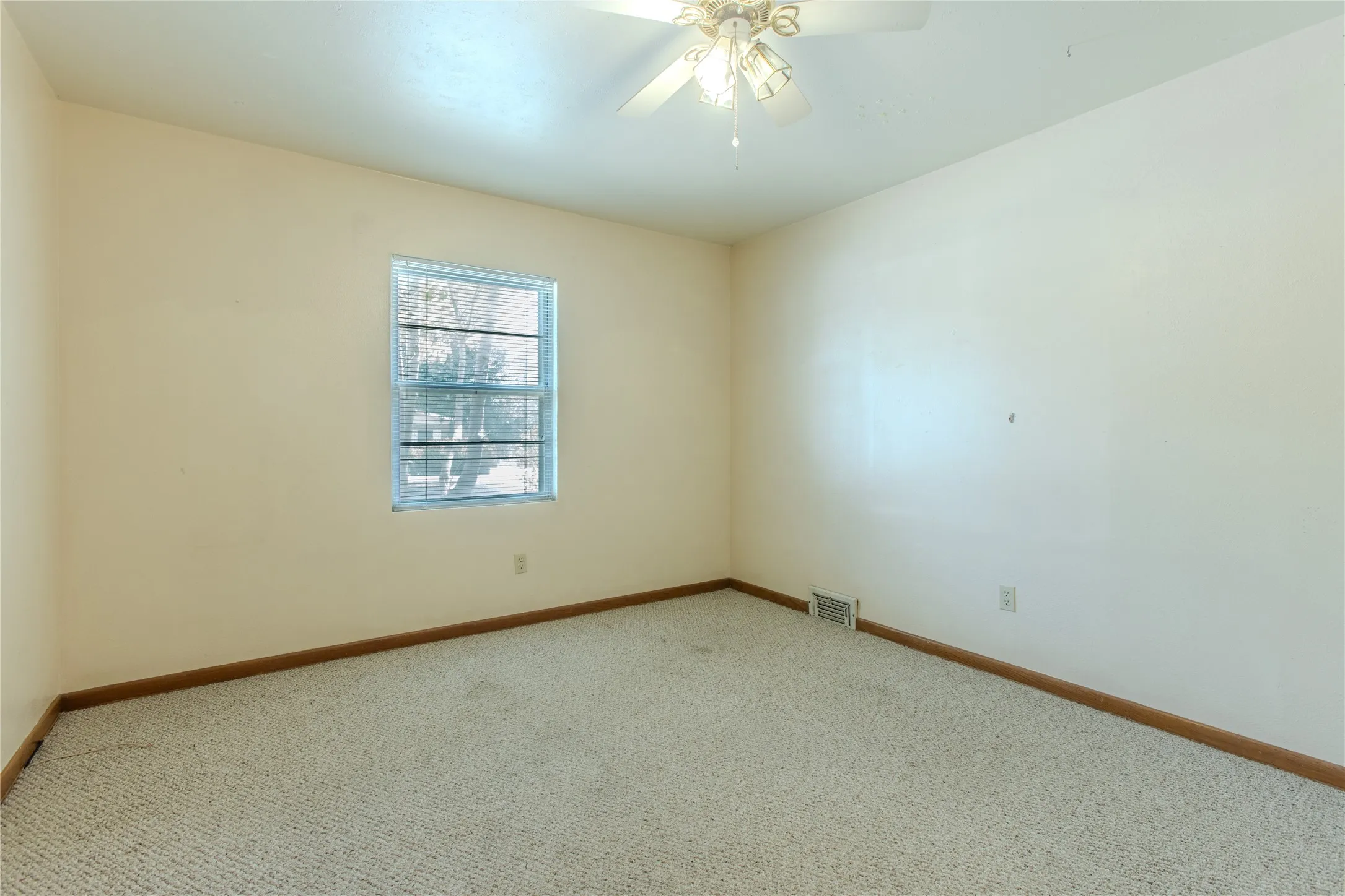 Single Family Residence For Sale in Mc Lennan County , 400 Randle Drive, Woodway, Texas 76712, 3 Bedroom, 2 Bathroom, 2 Garage spaces, 1,677 Sqft, built in 1956, mls#21379847, Real Estate Agent in Woodway, Homes For Sale in Mc Lennan county, Homes For Sale in Woodway, Realtor in Woodway Texas, Real Estate Brokerage Independent Realty Texas, Luminita Cordes Realtor
