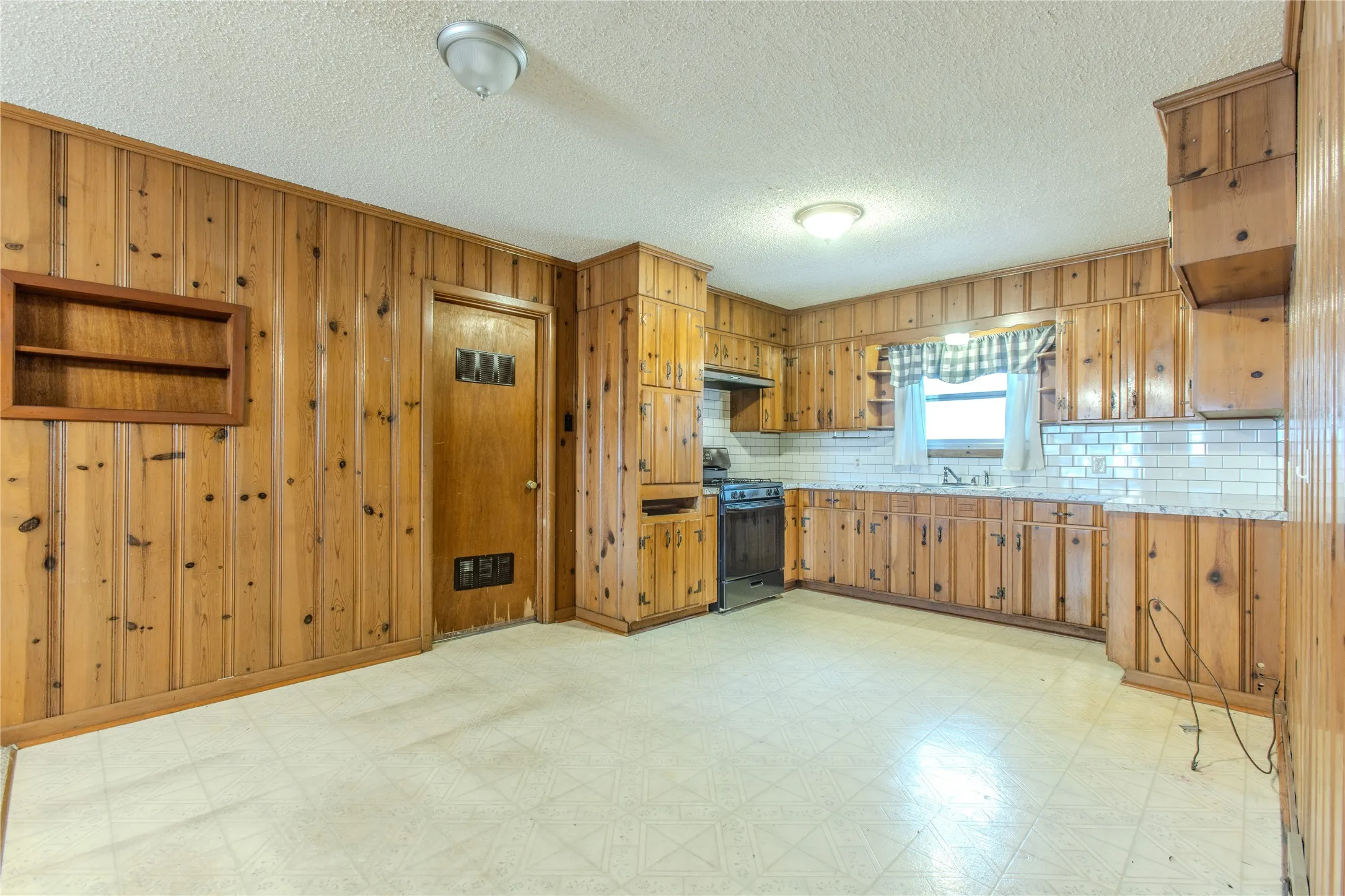 Single Family Residence For Sale in Mc Lennan County , 400 Randle Drive, Woodway, Texas 76712, 3 Bedroom, 2 Bathroom, 2 Garage spaces, 1,677 Sqft, built in 1956, mls#21379847, Real Estate Agent in Woodway, Homes For Sale in Mc Lennan county, Homes For Sale in Woodway, Realtor in Woodway Texas, Real Estate Brokerage Independent Realty Texas, Luminita Cordes Realtor