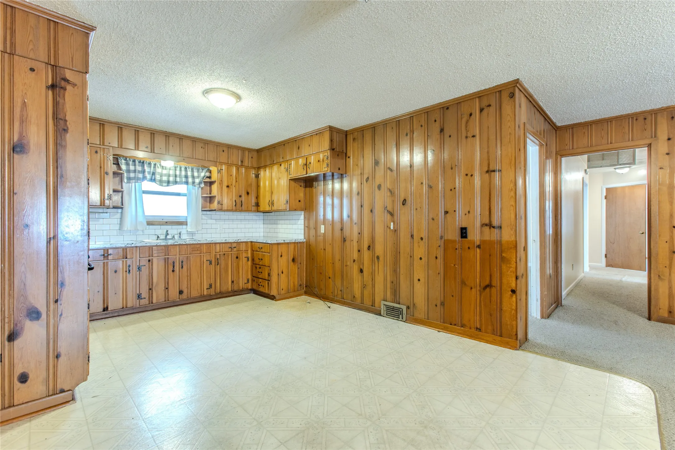 Single Family Residence For Sale in Mc Lennan County , 400 Randle Drive, Woodway, Texas 76712, 3 Bedroom, 2 Bathroom, 2 Garage spaces, 1,677 Sqft, built in 1956, mls#21379847, Real Estate Agent in Woodway, Homes For Sale in Mc Lennan county, Homes For Sale in Woodway, Realtor in Woodway Texas, Real Estate Brokerage Independent Realty Texas, Luminita Cordes Realtor
