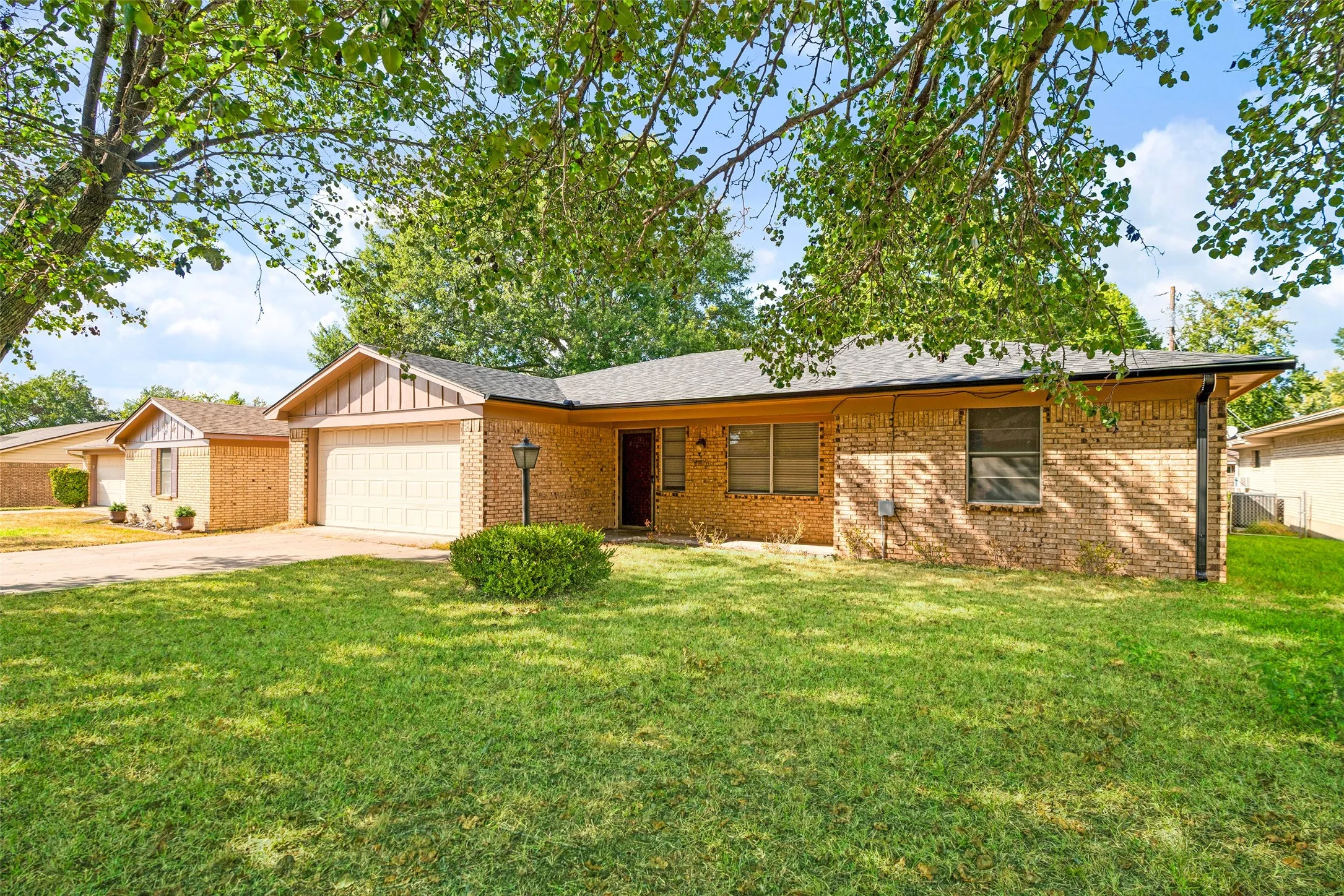 Single Family Residence For Sale in Lamar County , 3475 Vagas Drive, Paris, Texas 75462, 3 Bedroom, 2 Bathroom, 2 Garage spaces, 1,669 Sqft, built in 1972, mls#21350340, Real Estate Agent in Paris, Homes For Sale in Lamar county, Homes For Sale in Paris, Realtor in Paris Texas, Real Estate Brokerage Independent Realty Texas, Luminita Cordes Realtor