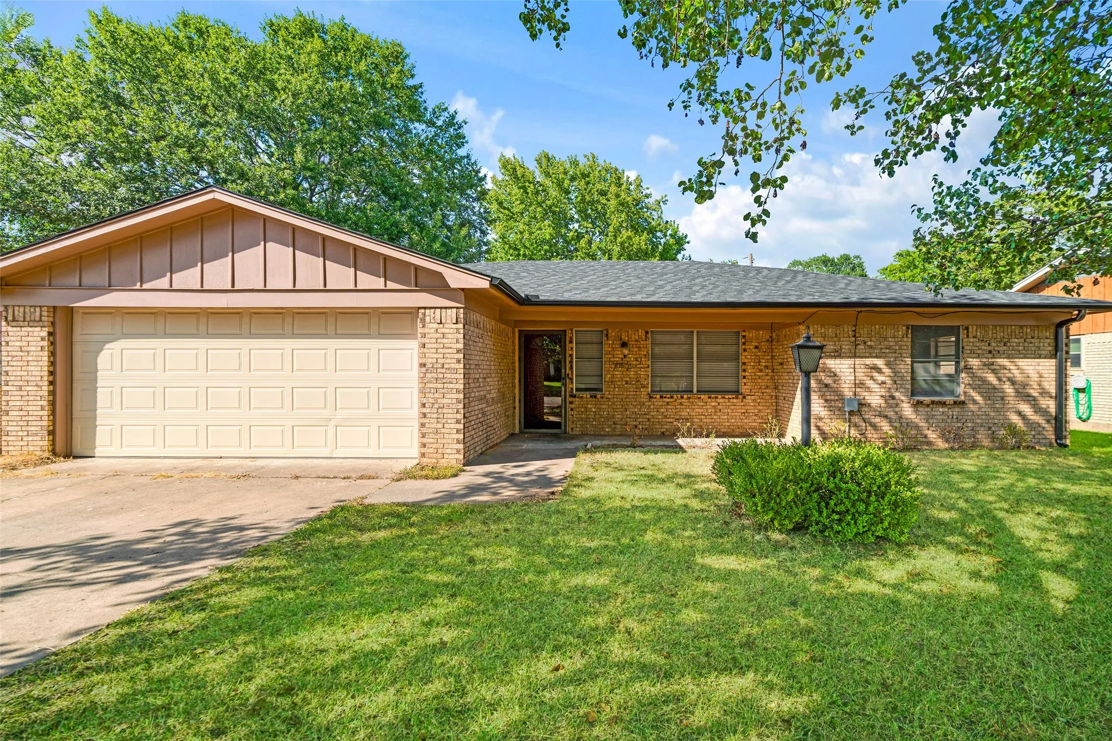 Single Family Residence For Sale in Lamar County , 3475 Vagas Drive, Paris, Texas 75462, 3 Bedroom, 2 Bathroom, 2 Garage spaces, 1,669 Sqft, built in 1972, mls#21350340, Real Estate Agent in Paris, Homes For Sale in Lamar county, Homes For Sale in Paris, Realtor in Paris Texas, Real Estate Brokerage Independent Realty Texas, Luminita Cordes Realtor