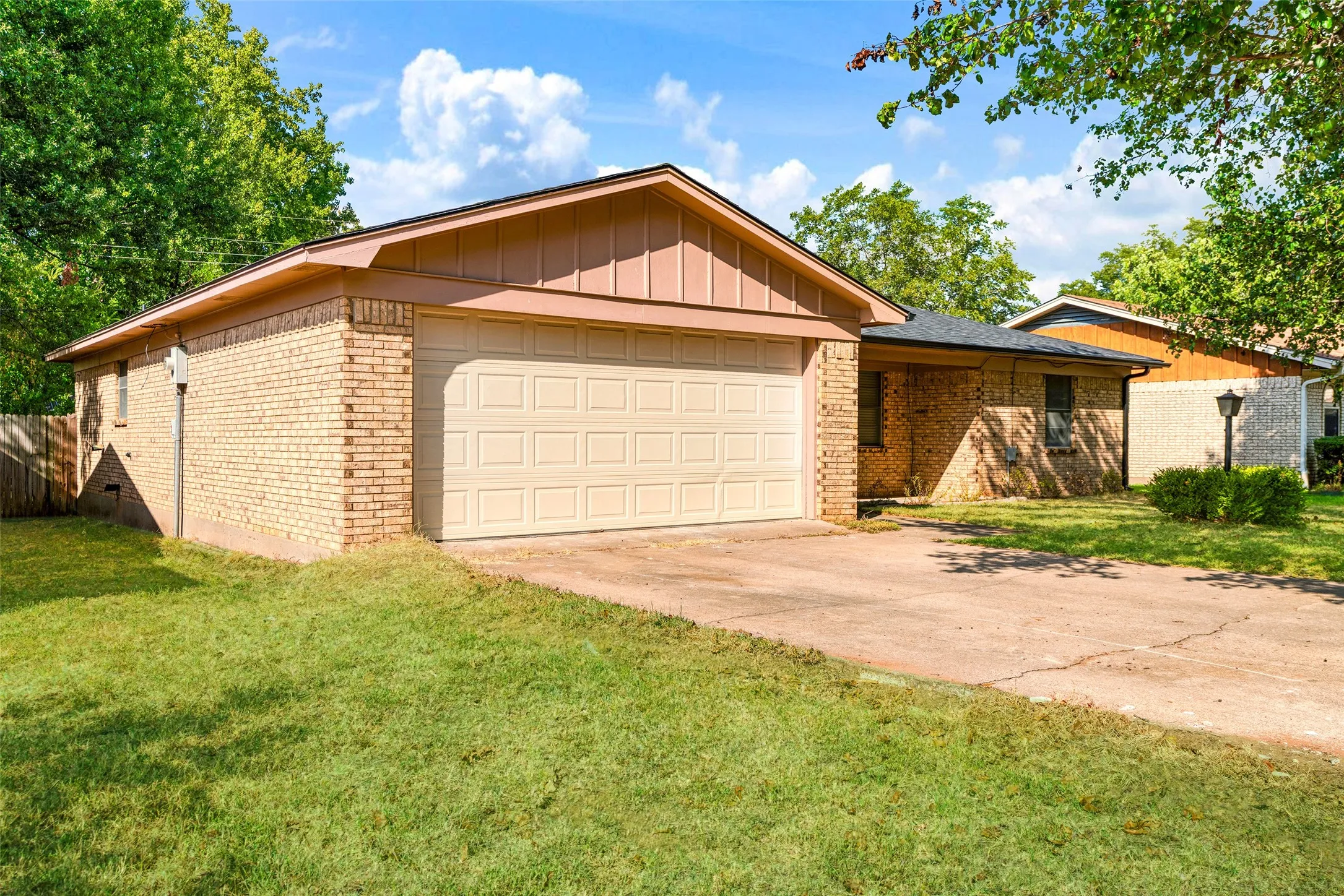 Single Family Residence For Sale in Lamar County , 3475 Vagas Drive, Paris, Texas 75462, 3 Bedroom, 2 Bathroom, 2 Garage spaces, 1,669 Sqft, built in 1972, mls#21350340, Real Estate Agent in Paris, Homes For Sale in Lamar county, Homes For Sale in Paris, Realtor in Paris Texas, Real Estate Brokerage Independent Realty Texas, Luminita Cordes Realtor