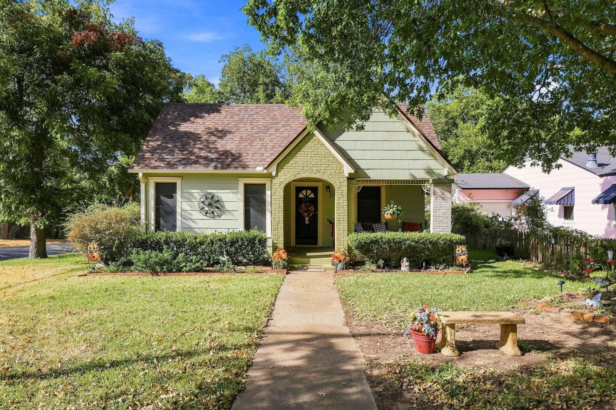 Single Family Residence For Sale in Grayson County , 1231 W Sears Street, Denison, Texas 75020, 2 Bedroom, 1 Bathroom, 2 Garage spaces, 1,492 Sqft, built in 1928, mls#21378475, Real Estate Agent in Denison, Homes For Sale in Grayson county, Homes For Sale in Denison, Realtor in Denison Texas, Real Estate Brokerage Independent Realty Texas, Luminita Cordes Realtor