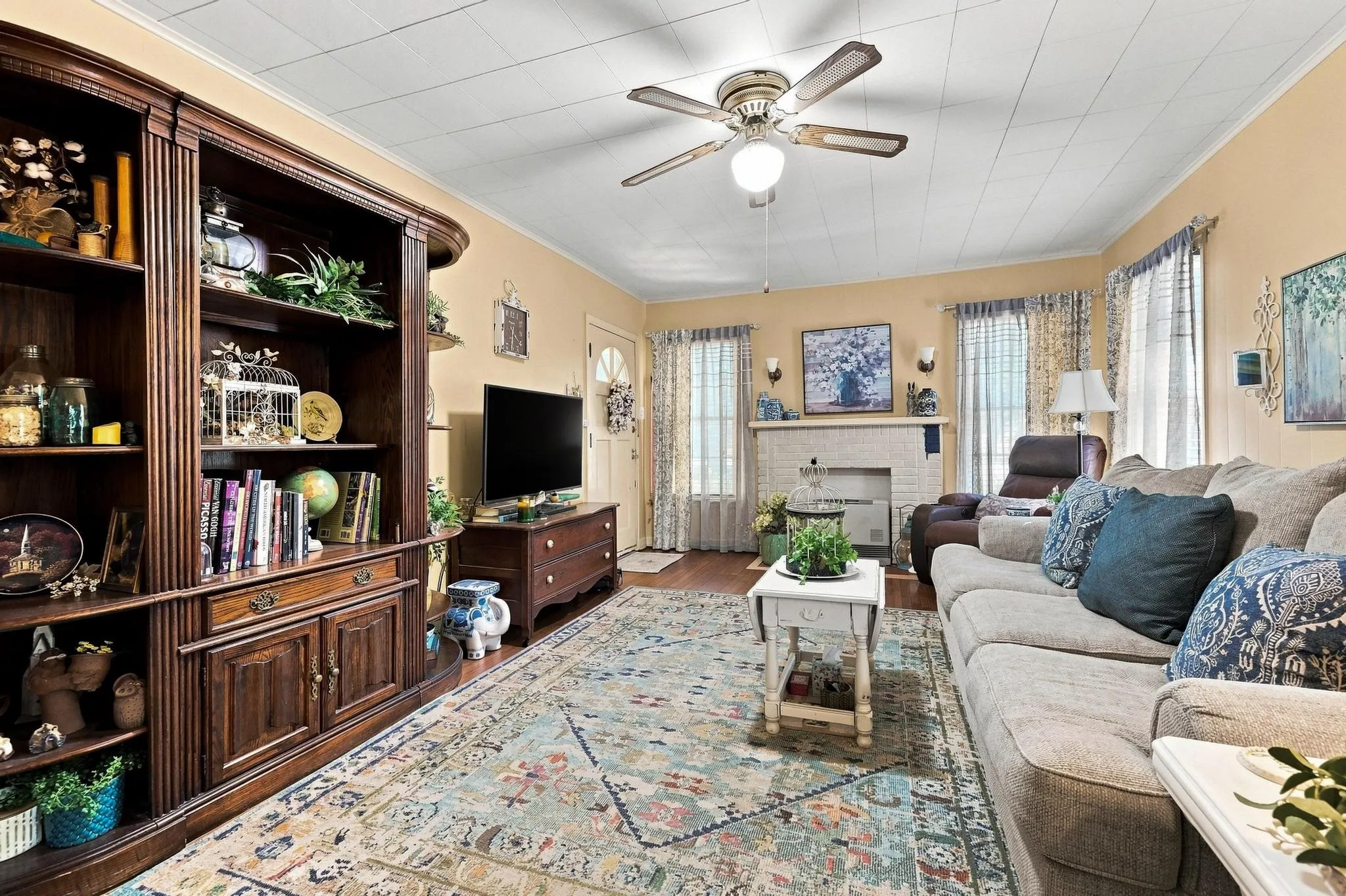 Single Family Residence For Sale in Grayson County , 1231 W Sears Street, Denison, Texas 75020, 2 Bedroom, 1 Bathroom, 2 Garage spaces, 1,492 Sqft, built in 1928, mls#21378475, Real Estate Agent in Denison, Homes For Sale in Grayson county, Homes For Sale in Denison, Realtor in Denison Texas, Real Estate Brokerage Independent Realty Texas, Luminita Cordes Realtor
