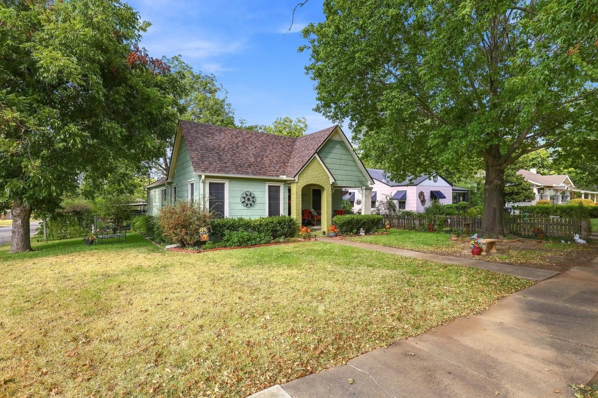 Single Family Residence For Sale in Grayson County , 1231 W Sears Street, Denison, Texas 75020, 2 Bedroom, 1 Bathroom, 2 Garage spaces, 1,492 Sqft, built in 1928, mls#21378475, Real Estate Agent in Denison, Homes For Sale in Grayson county, Homes For Sale in Denison, Realtor in Denison Texas, Real Estate Brokerage Independent Realty Texas, Luminita Cordes Realtor