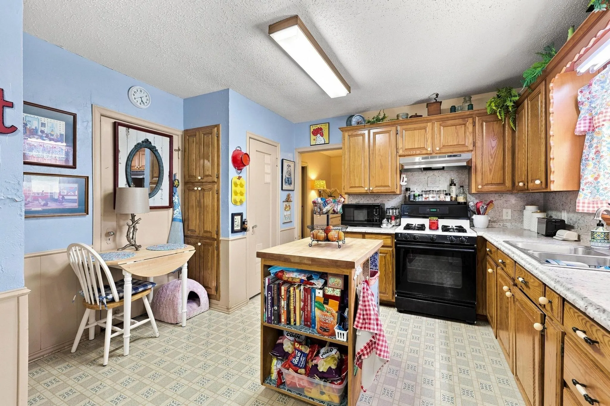 Single Family Residence For Sale in Grayson County , 1231 W Sears Street, Denison, Texas 75020, 2 Bedroom, 1 Bathroom, 2 Garage spaces, 1,492 Sqft, built in 1928, mls#21378475, Real Estate Agent in Denison, Homes For Sale in Grayson county, Homes For Sale in Denison, Realtor in Denison Texas, Real Estate Brokerage Independent Realty Texas, Luminita Cordes Realtor