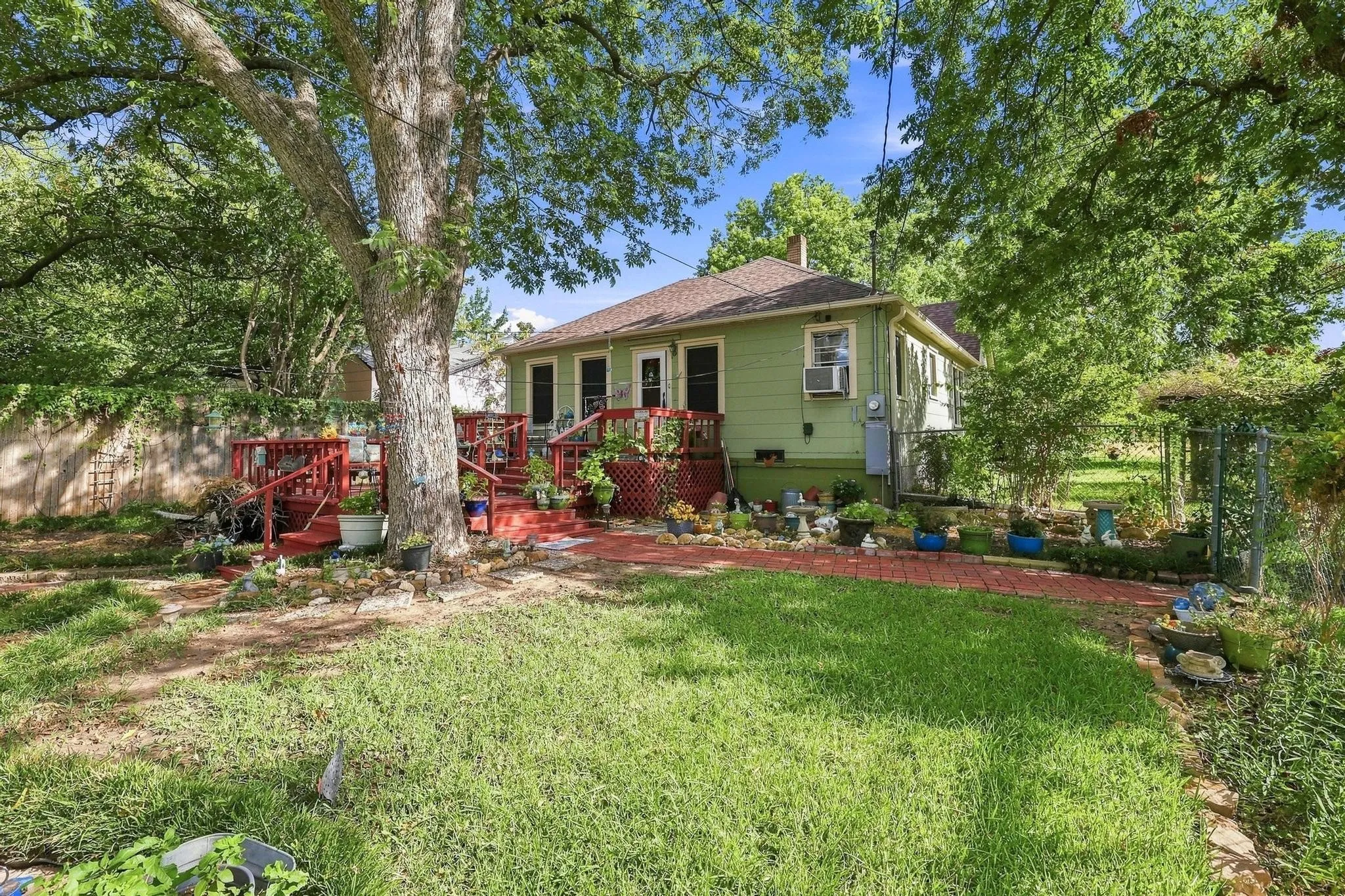 Single Family Residence For Sale in Grayson County , 1231 W Sears Street, Denison, Texas 75020, 2 Bedroom, 1 Bathroom, 2 Garage spaces, 1,492 Sqft, built in 1928, mls#21378475, Real Estate Agent in Denison, Homes For Sale in Grayson county, Homes For Sale in Denison, Realtor in Denison Texas, Real Estate Brokerage Independent Realty Texas, Luminita Cordes Realtor