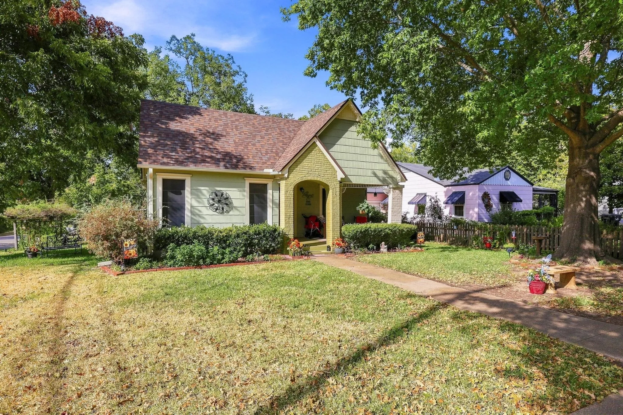 Single Family Residence For Sale in Grayson County , 1231 W Sears Street, Denison, Texas 75020, 2 Bedroom, 1 Bathroom, 2 Garage spaces, 1,492 Sqft, built in 1928, mls#21378475, Real Estate Agent in Denison, Homes For Sale in Grayson county, Homes For Sale in Denison, Realtor in Denison Texas, Real Estate Brokerage Independent Realty Texas, Luminita Cordes Realtor