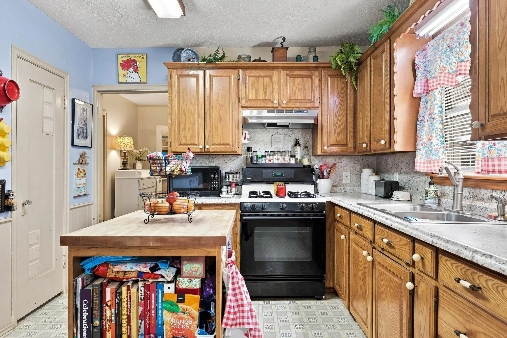 Single Family Residence For Sale in Grayson County , 1231 W Sears Street, Denison, Texas 75020, 2 Bedroom, 1 Bathroom, 2 Garage spaces, 1,492 Sqft, built in 1928, mls#21378475, Real Estate Agent in Denison, Homes For Sale in Grayson county, Homes For Sale in Denison, Realtor in Denison Texas, Real Estate Brokerage Independent Realty Texas, Luminita Cordes Realtor