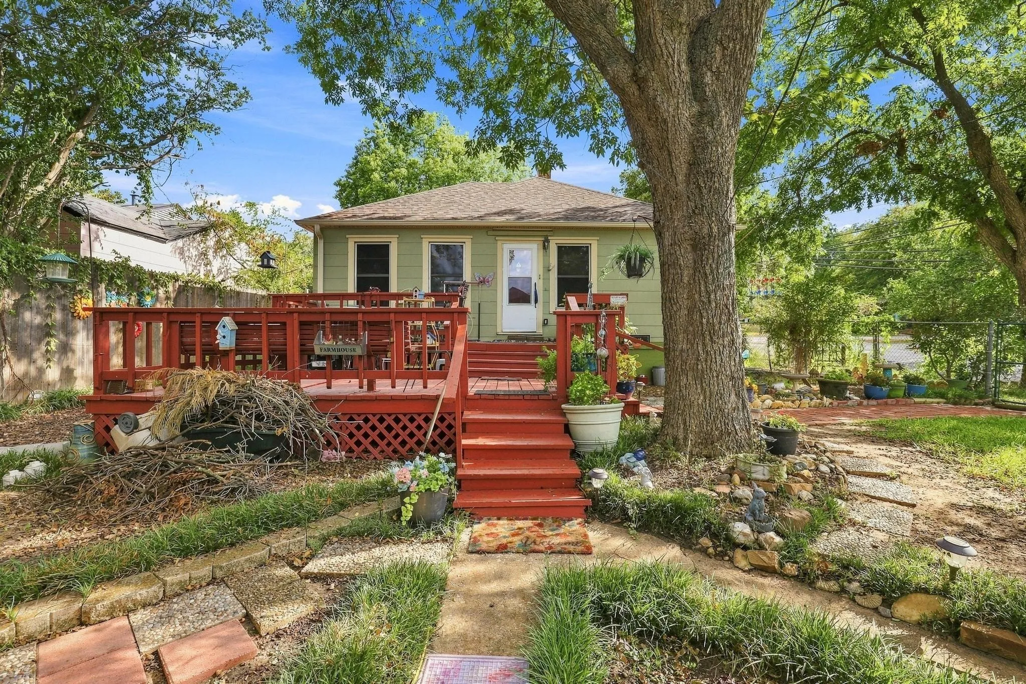 Single Family Residence For Sale in Grayson County , 1231 W Sears Street, Denison, Texas 75020, 2 Bedroom, 1 Bathroom, 2 Garage spaces, 1,492 Sqft, built in 1928, mls#21378475, Real Estate Agent in Denison, Homes For Sale in Grayson county, Homes For Sale in Denison, Realtor in Denison Texas, Real Estate Brokerage Independent Realty Texas, Luminita Cordes Realtor