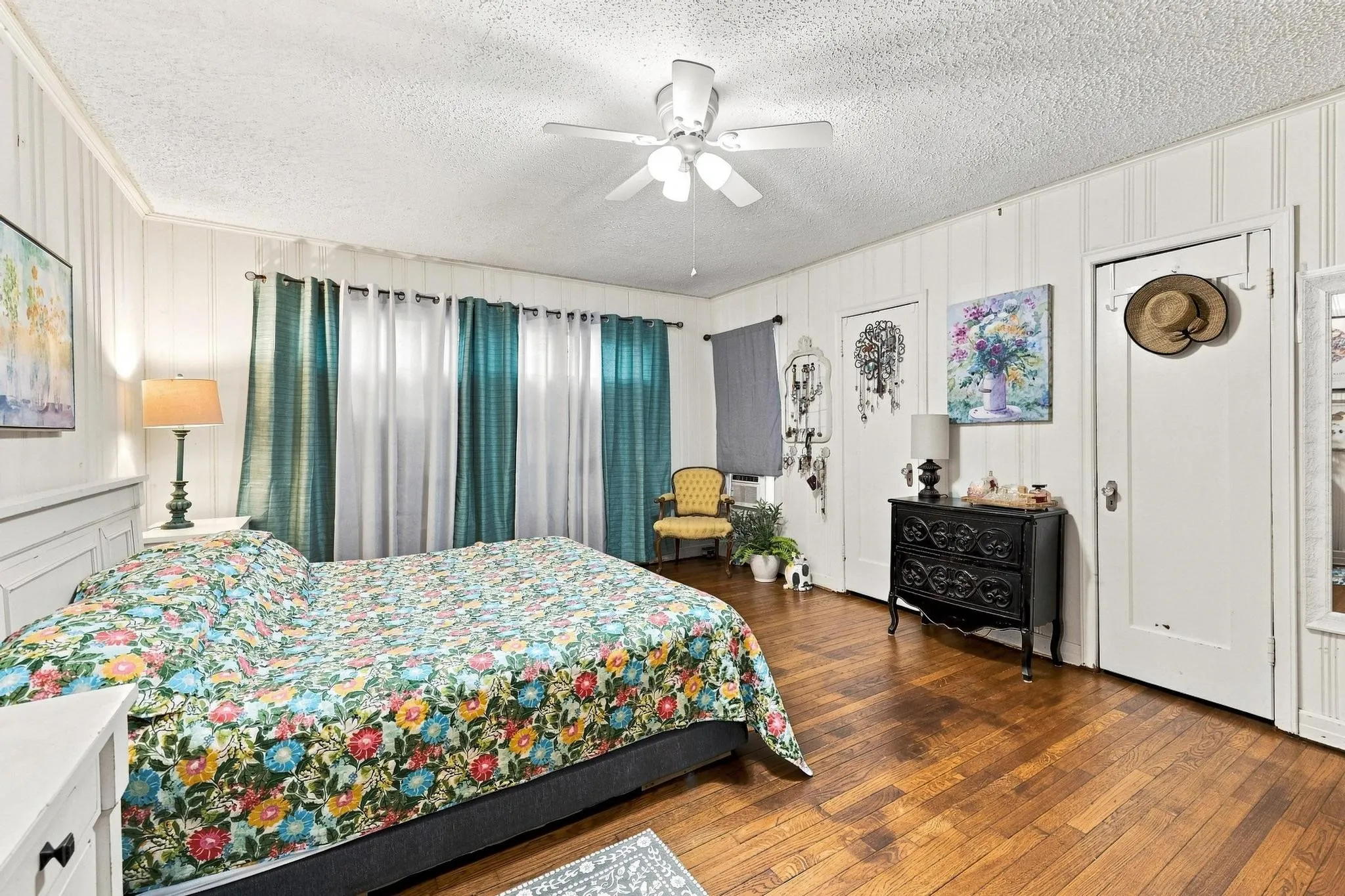 Single Family Residence For Sale in Grayson County , 1231 W Sears Street, Denison, Texas 75020, 2 Bedroom, 1 Bathroom, 2 Garage spaces, 1,492 Sqft, built in 1928, mls#21378475, Real Estate Agent in Denison, Homes For Sale in Grayson county, Homes For Sale in Denison, Realtor in Denison Texas, Real Estate Brokerage Independent Realty Texas, Luminita Cordes Realtor
