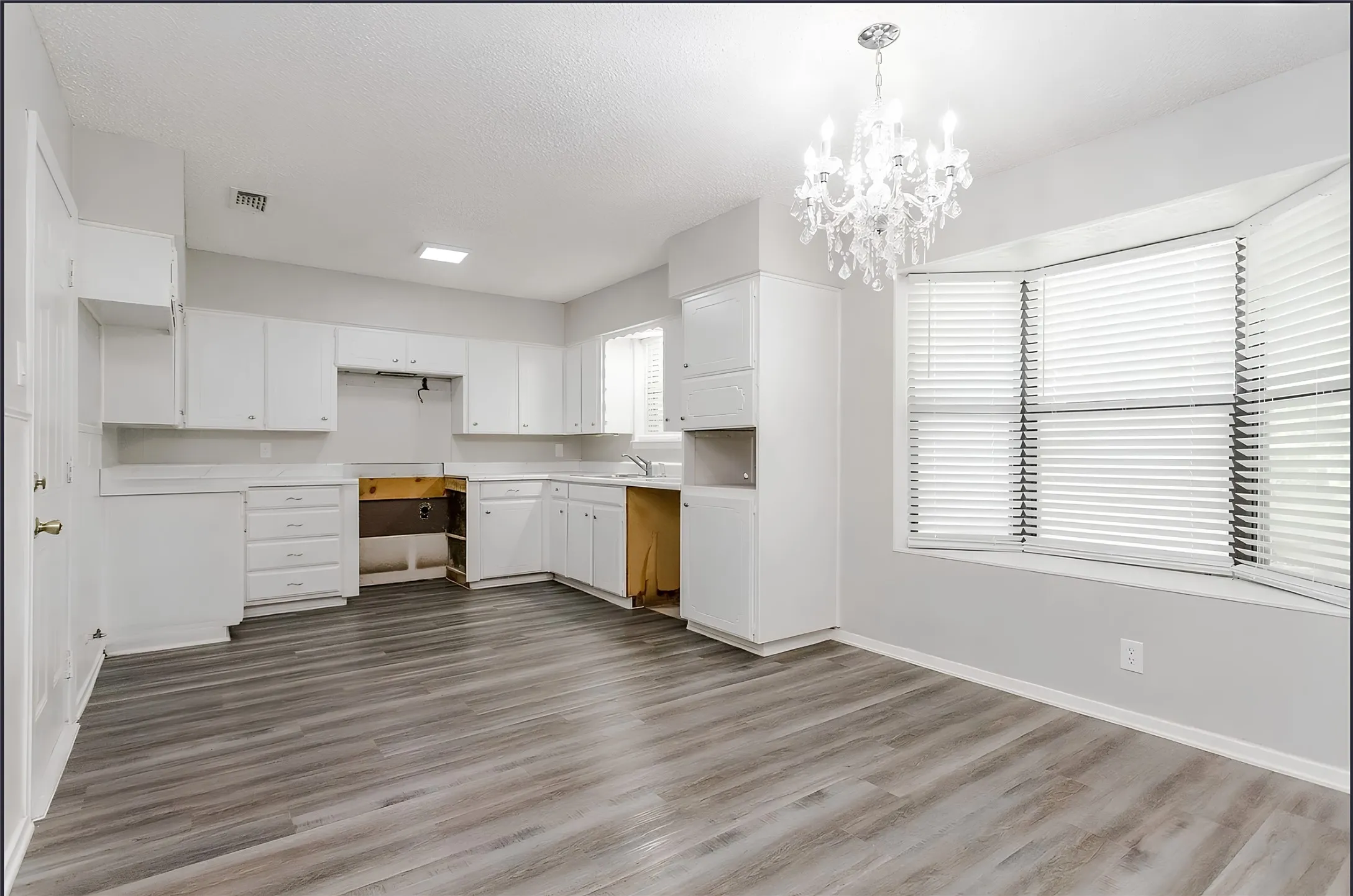 Single Family Residence For Rent in Tarrant County , 2805 Mintwood Place, Arlington, Texas 76016, 3 Bedroom, 2 Bathroom, 2 Garage spaces, 1,328 Sqft, built in 1974, mls#21379861, Real Estate Agent in Arlington, Homes For Rent in Tarrant county, Homes For Rent in Arlington, Realtor in Arlington Texas, Real Estate Brokerage Independent Realty Texas, Luminita Cordes Realtor