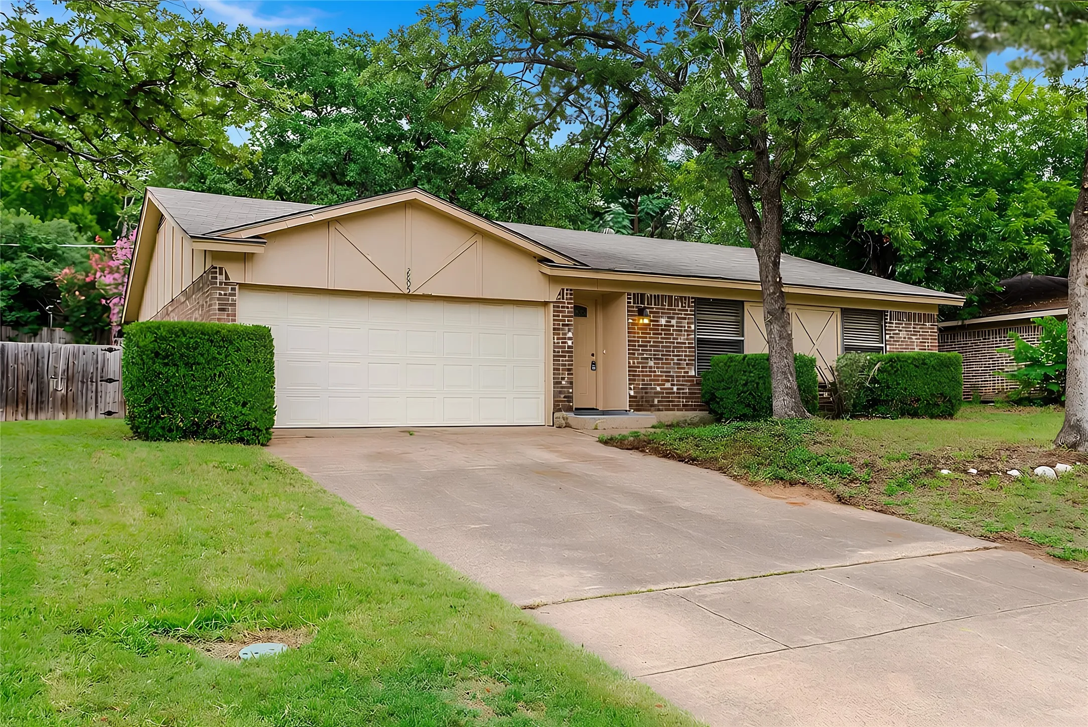 Single Family Residence For Rent in Tarrant County , 2805 Mintwood Place, Arlington, Texas 76016, 3 Bedroom, 2 Bathroom, 2 Garage spaces, 1,328 Sqft, built in 1974, mls#21379861, Real Estate Agent in Arlington, Homes For Rent in Tarrant county, Homes For Rent in Arlington, Realtor in Arlington Texas, Real Estate Brokerage Independent Realty Texas, Luminita Cordes Realtor