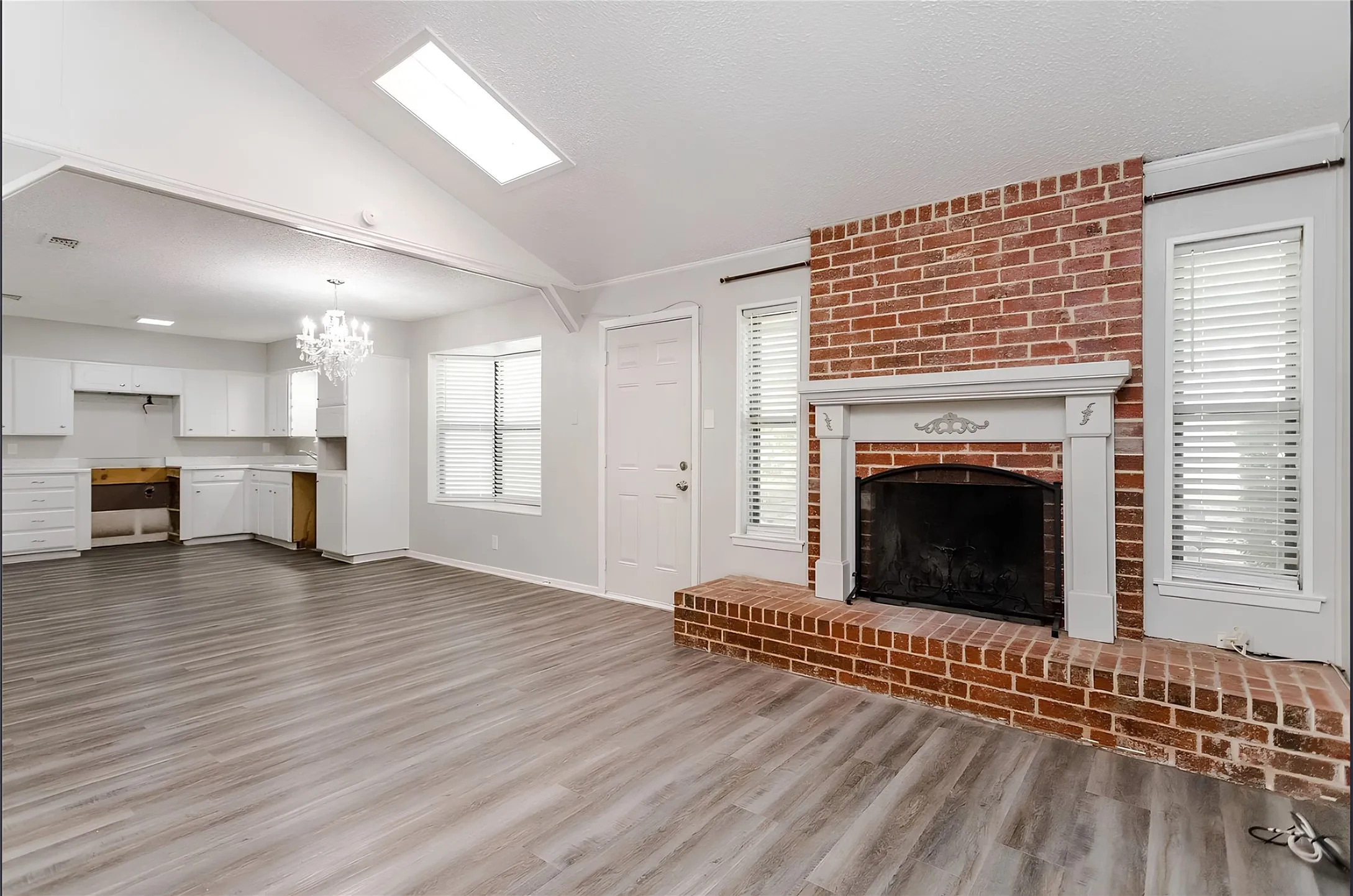 Single Family Residence For Rent in Tarrant County , 2805 Mintwood Place, Arlington, Texas 76016, 3 Bedroom, 2 Bathroom, 2 Garage spaces, 1,328 Sqft, built in 1974, mls#21379861, Real Estate Agent in Arlington, Homes For Rent in Tarrant county, Homes For Rent in Arlington, Realtor in Arlington Texas, Real Estate Brokerage Independent Realty Texas, Luminita Cordes Realtor