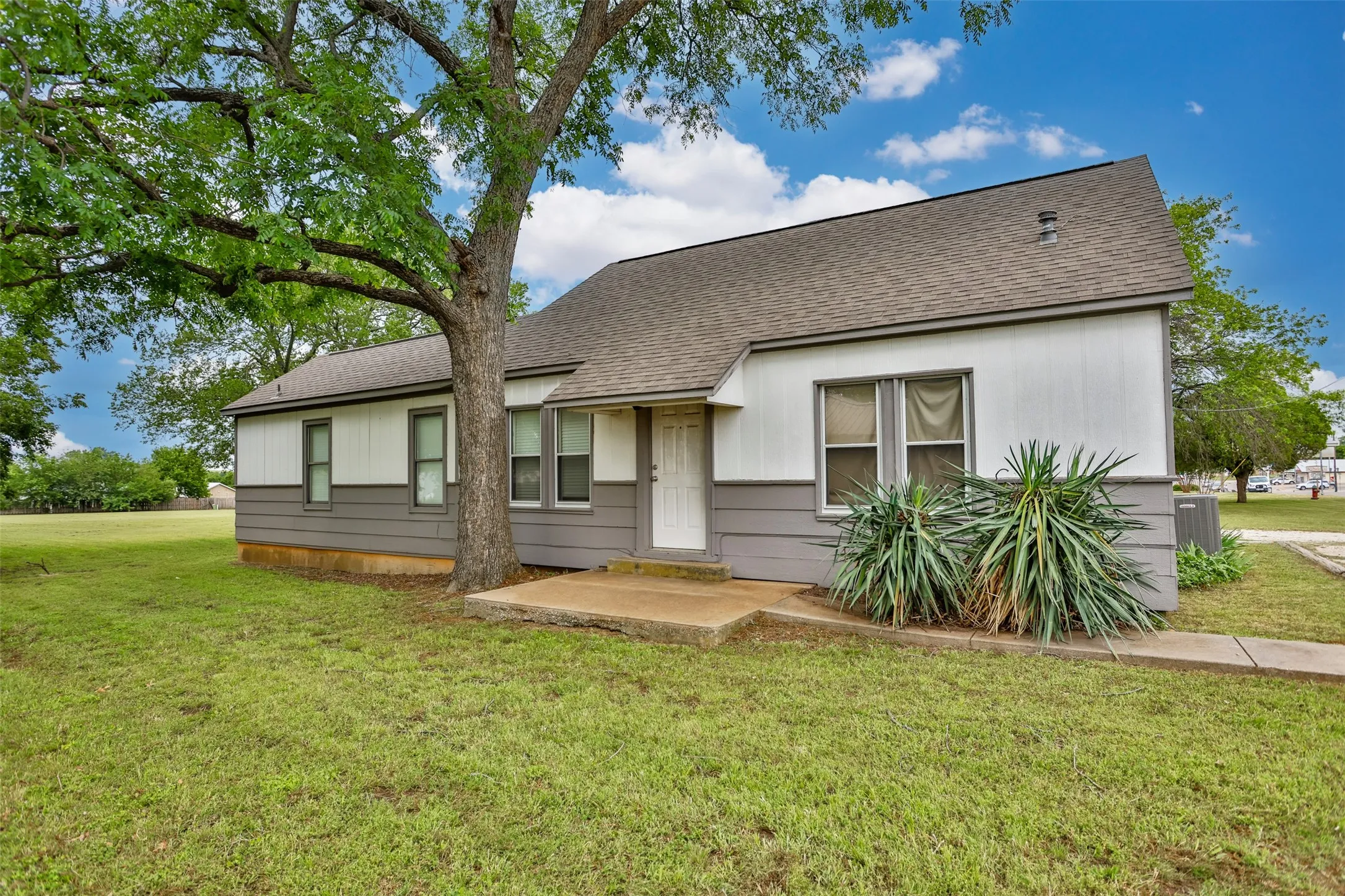 Single Family Residence For Sale in Cooke County , 322&410 E Division Street, Muenster, Texas 76252, 3 Bedroom, 2 Bathroom, Garage spaces, 1,432 Sqft, built in 1917, mls#21379858, Real Estate Agent in Muenster, Homes For Sale in Cooke county, Homes For Sale in Muenster, Realtor in Muenster Texas, Real Estate Brokerage Independent Realty Texas, Luminita Cordes Realtor