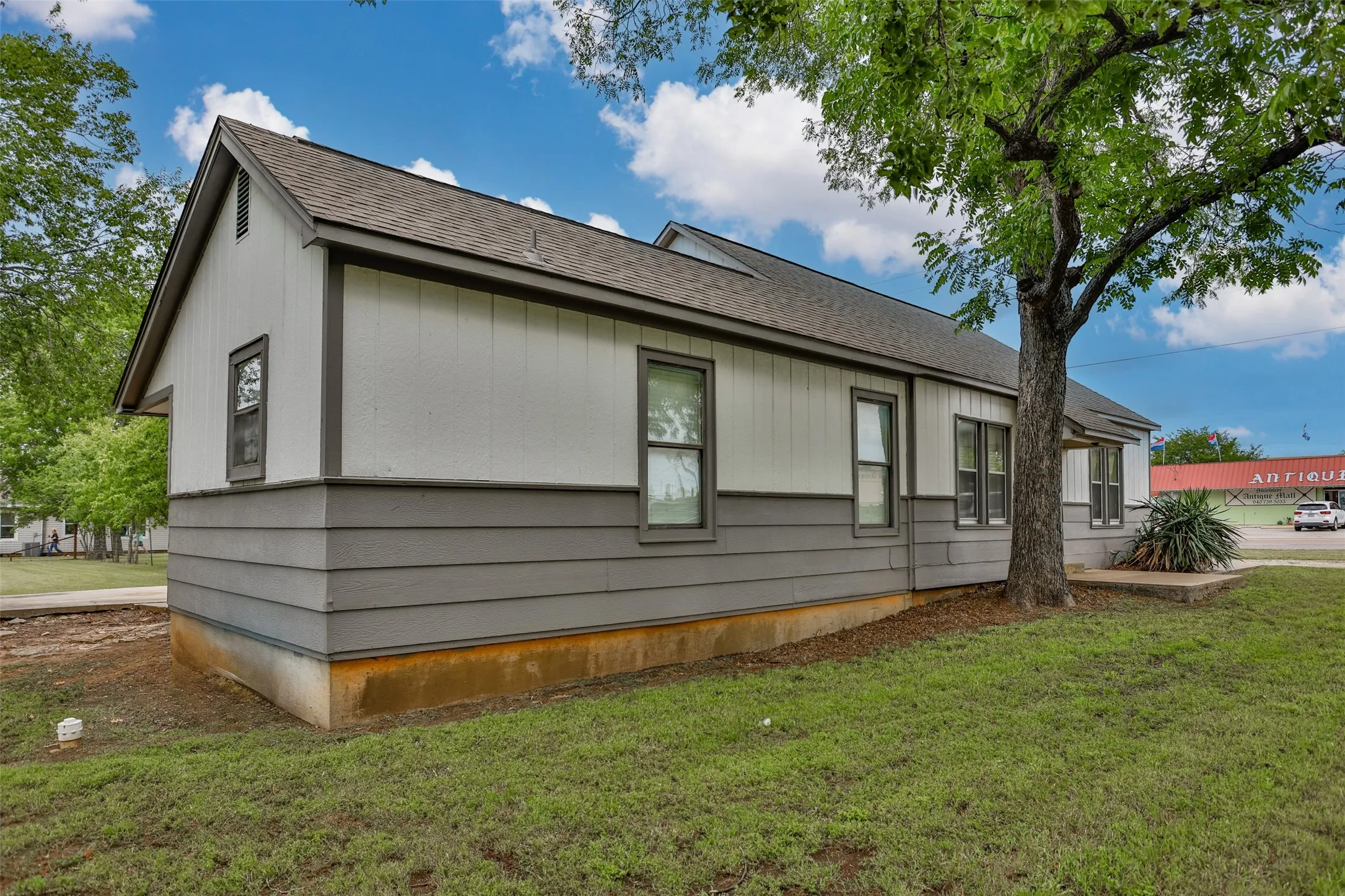 Single Family Residence For Sale in Cooke County , 322&410 E Division Street, Muenster, Texas 76252, 3 Bedroom, 2 Bathroom, Garage spaces, 1,432 Sqft, built in 1917, mls#21379858, Real Estate Agent in Muenster, Homes For Sale in Cooke county, Homes For Sale in Muenster, Realtor in Muenster Texas, Real Estate Brokerage Independent Realty Texas, Luminita Cordes Realtor