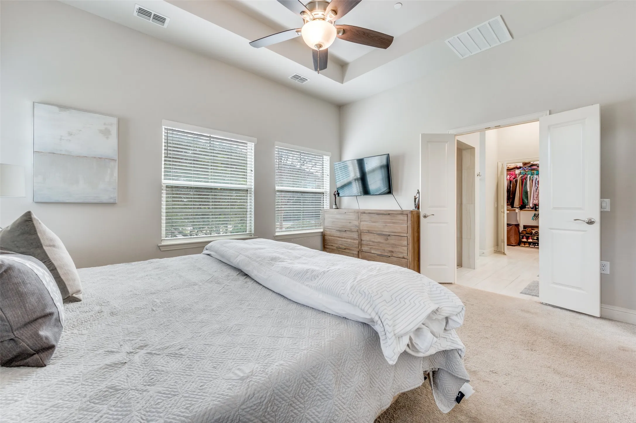 Tray ceiling with a ceiling fan