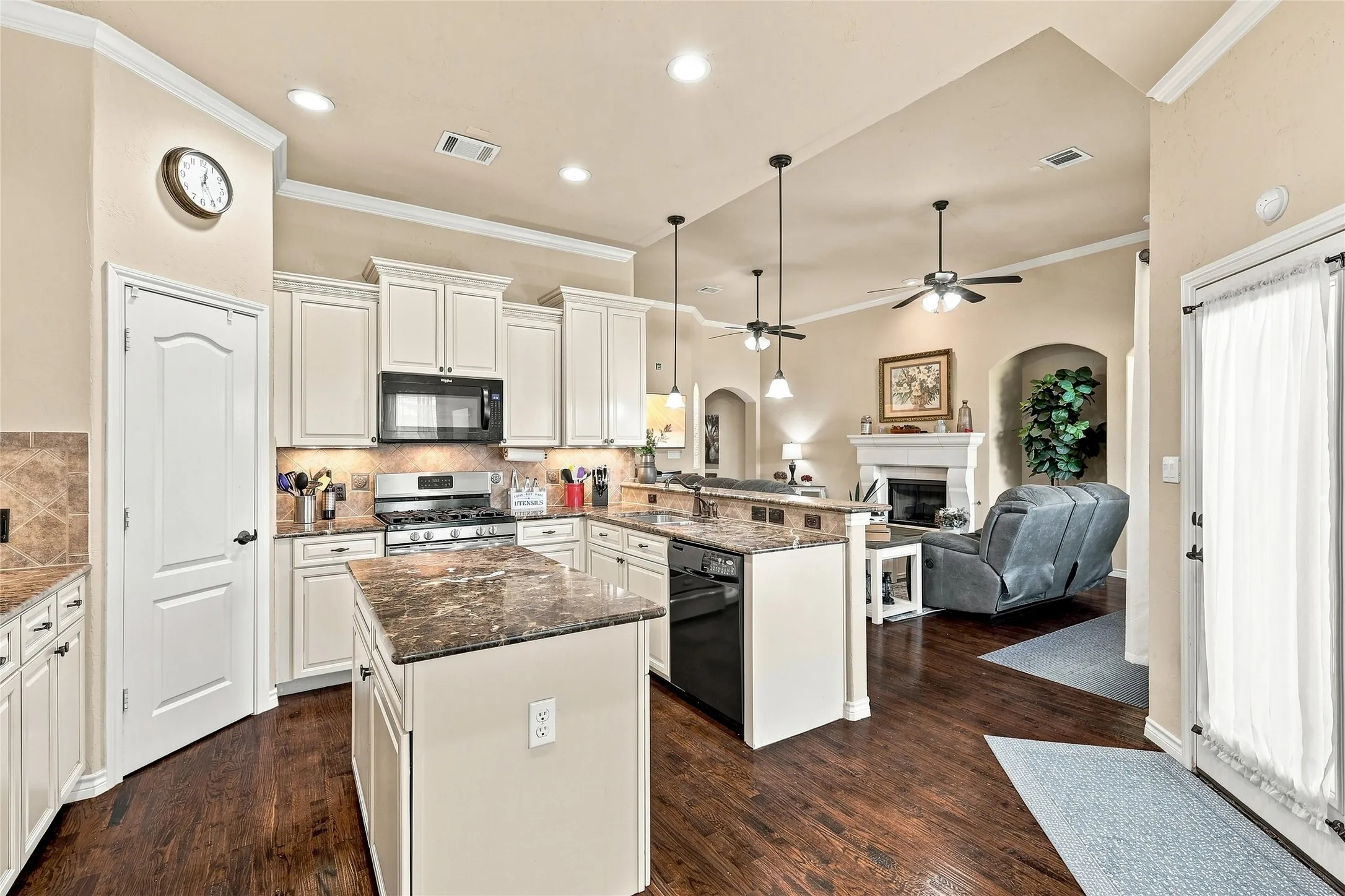 Single Family Residence For Sale in Tarrant County , 9600 Cholla Cactus Trail, Fort Worth, Texas 76177, 3 Bedroom, 2 Bathroom, 3 Garage spaces, 2,160 Sqft, built in 2008, mls#21379527, Real Estate Agent in Fort Worth, Homes For Sale in Tarrant county, Homes For Sale in Fort Worth, Realtor in Fort Worth Texas, Real Estate Brokerage Independent Realty Texas, Luminita Cordes Realtor