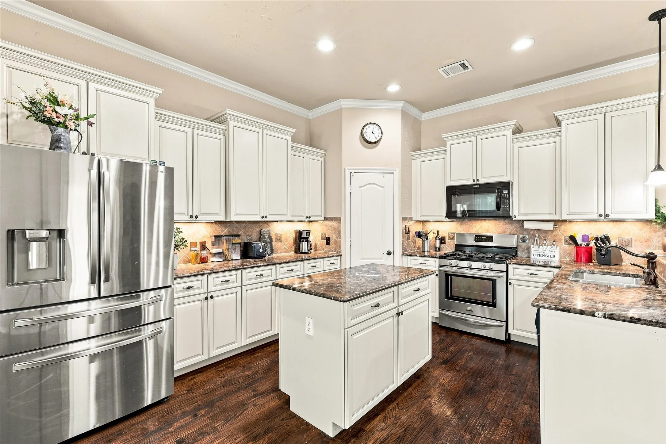 Single Family Residence For Sale in Tarrant County , 9600 Cholla Cactus Trail, Fort Worth, Texas 76177, 3 Bedroom, 2 Bathroom, 3 Garage spaces, 2,160 Sqft, built in 2008, mls#21379527, Real Estate Agent in Fort Worth, Homes For Sale in Tarrant county, Homes For Sale in Fort Worth, Realtor in Fort Worth Texas, Real Estate Brokerage Independent Realty Texas, Luminita Cordes Realtor