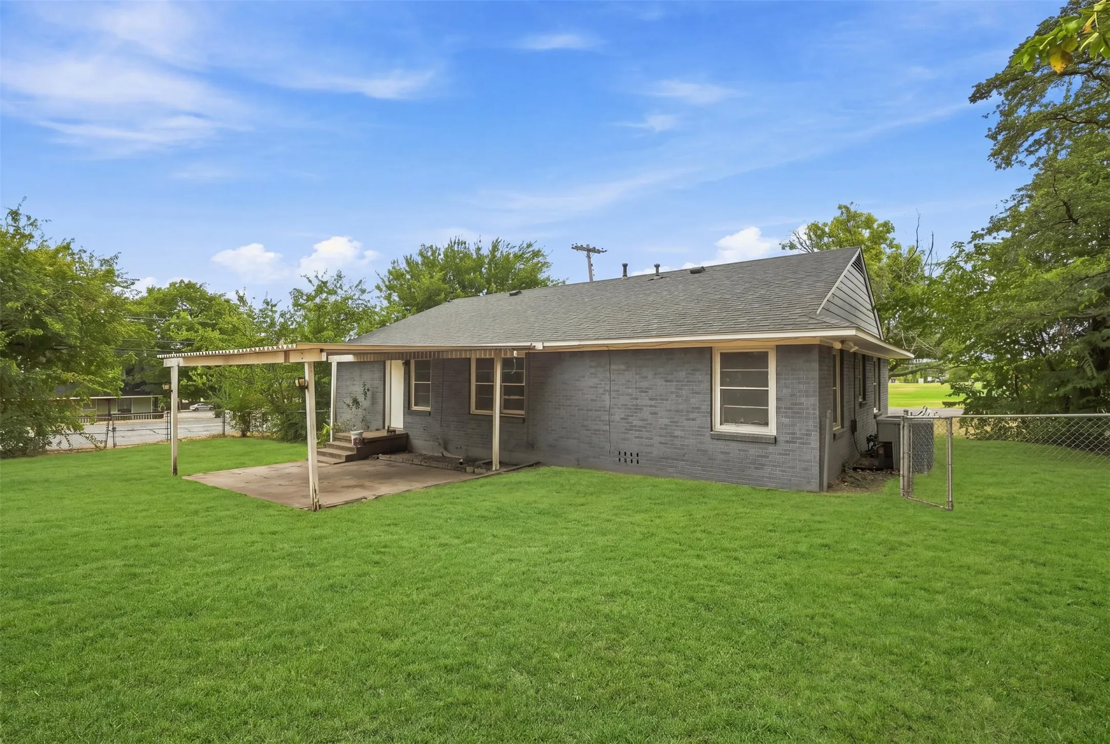 Single Family Residence For Sale in Grayson County , 1804 E Wells Avenue, Sherman, Texas 75090, 3 Bedroom, 1 Bathroom, 1 Garage spaces, 1,188 Sqft, built in 1958, mls#21371077, Real Estate Agent in Sherman, Homes For Sale in Grayson county, Homes For Sale in Sherman, Realtor in Sherman Texas, Real Estate Brokerage Independent Realty Texas, Luminita Cordes Realtor