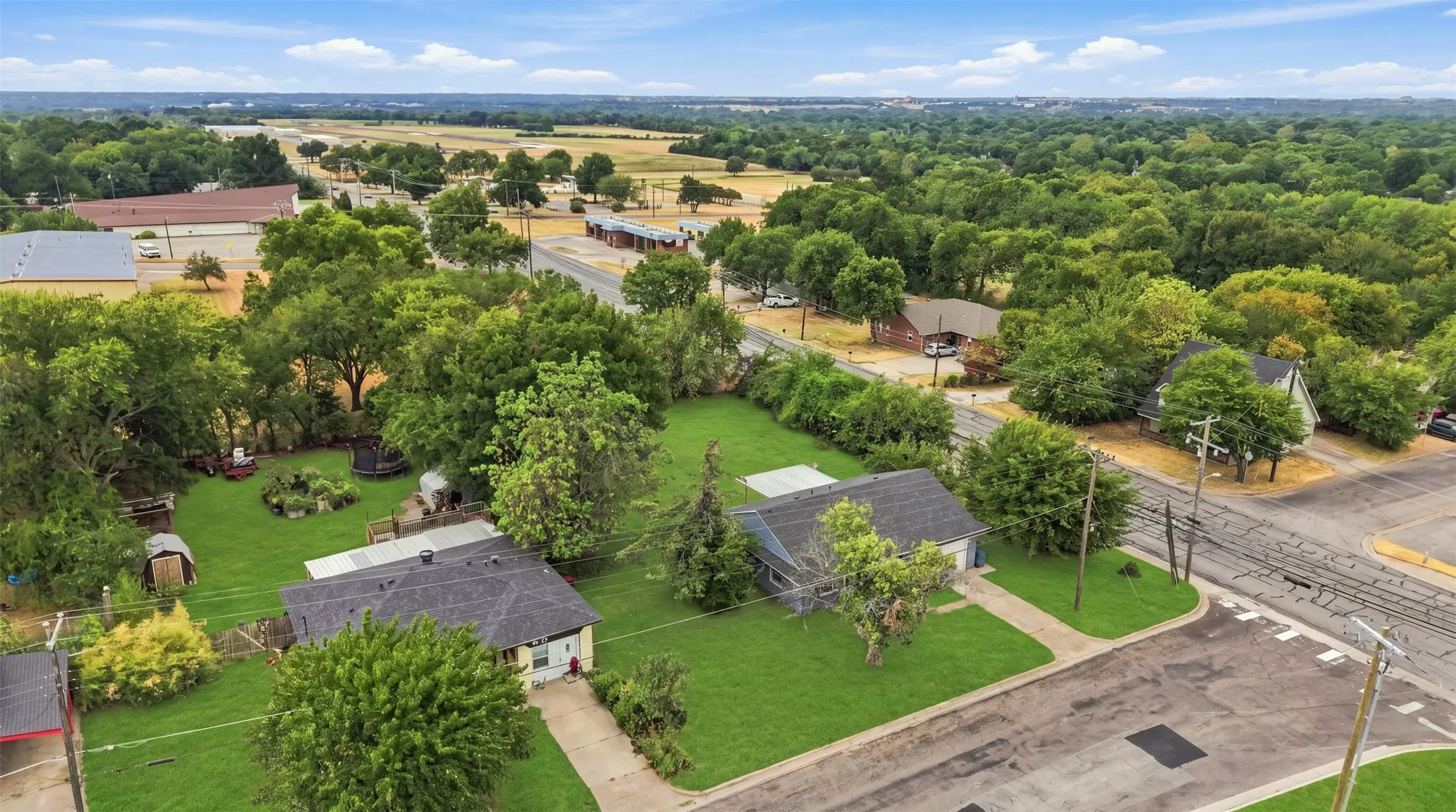 Single Family Residence For Sale in Grayson County , 1804 E Wells Avenue, Sherman, Texas 75090, 3 Bedroom, 1 Bathroom, 1 Garage spaces, 1,188 Sqft, built in 1958, mls#21371077, Real Estate Agent in Sherman, Homes For Sale in Grayson county, Homes For Sale in Sherman, Realtor in Sherman Texas, Real Estate Brokerage Independent Realty Texas, Luminita Cordes Realtor