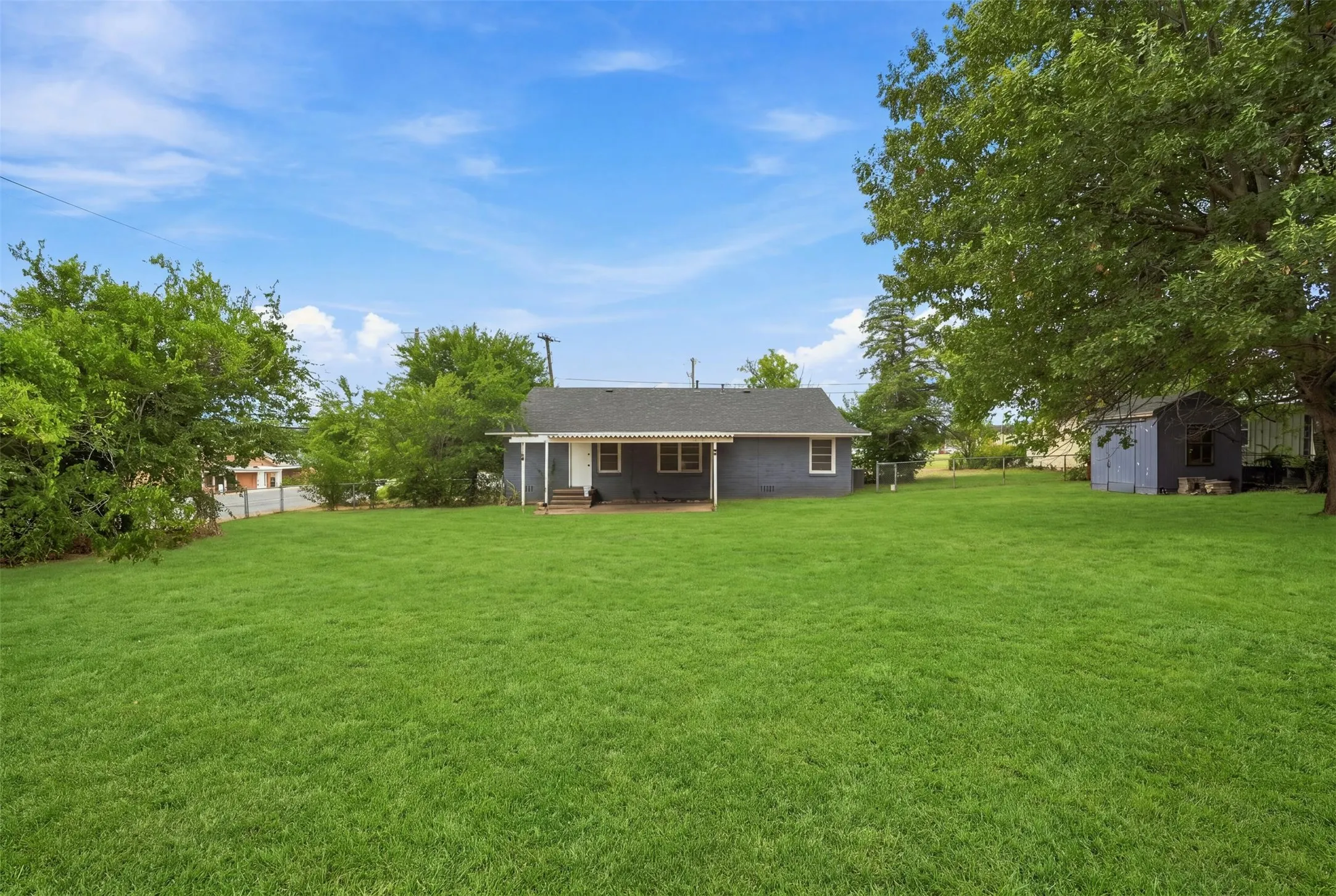 Single Family Residence For Sale in Grayson County , 1804 E Wells Avenue, Sherman, Texas 75090, 3 Bedroom, 1 Bathroom, 1 Garage spaces, 1,188 Sqft, built in 1958, mls#21371077, Real Estate Agent in Sherman, Homes For Sale in Grayson county, Homes For Sale in Sherman, Realtor in Sherman Texas, Real Estate Brokerage Independent Realty Texas, Luminita Cordes Realtor