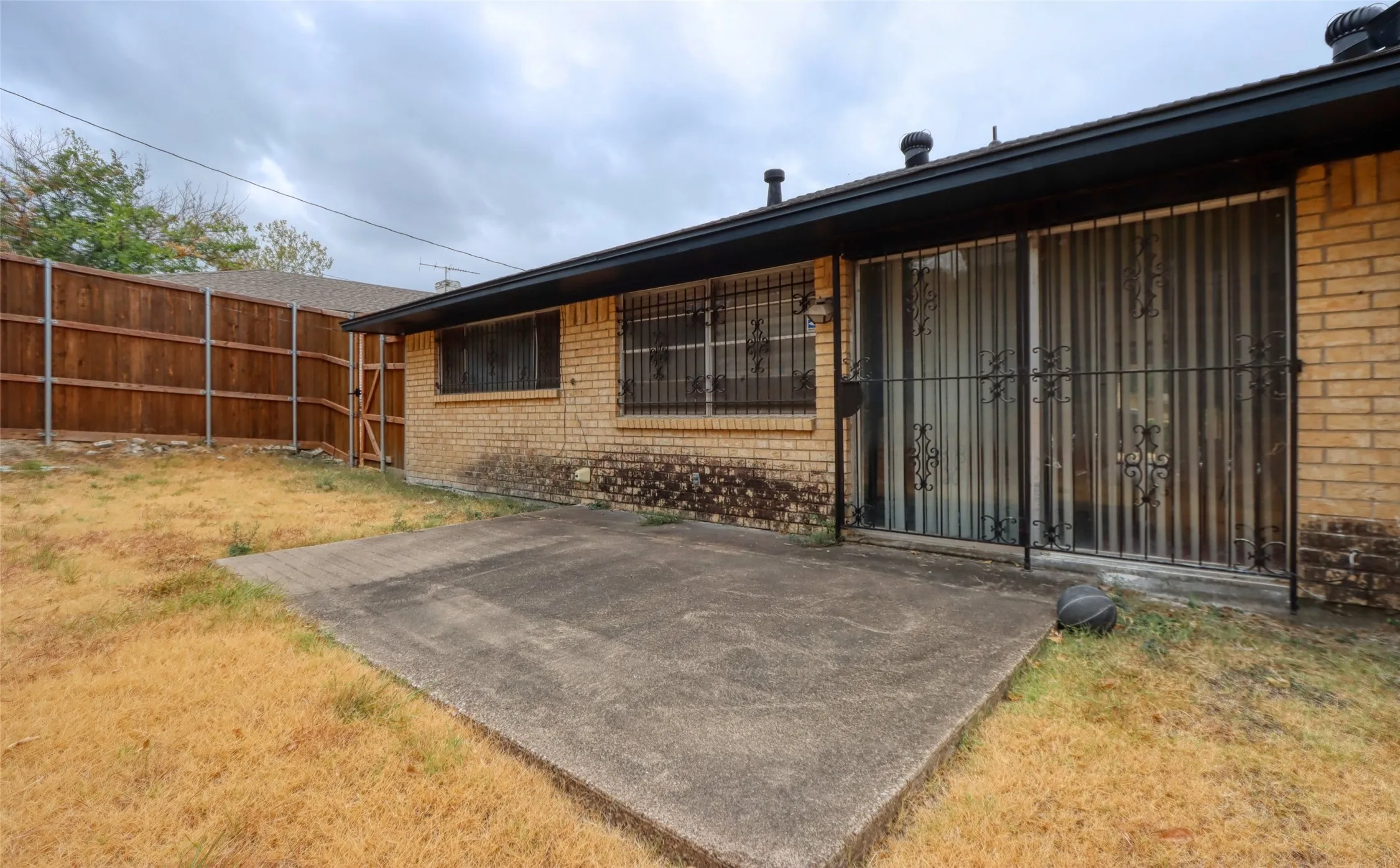 Single Family Residence For Sale in Dallas County , 327 Penguin Drive, Dallas, Texas 75241, 3 Bedroom, 2 Bathroom, 2 Garage spaces, 1,656 Sqft, built in 1971, mls#21379864, Real Estate Agent in Dallas, Homes For Sale in Dallas county, Homes For Sale in Dallas, Realtor in Dallas Texas, Real Estate Brokerage Independent Realty Texas, Luminita Cordes Realtor