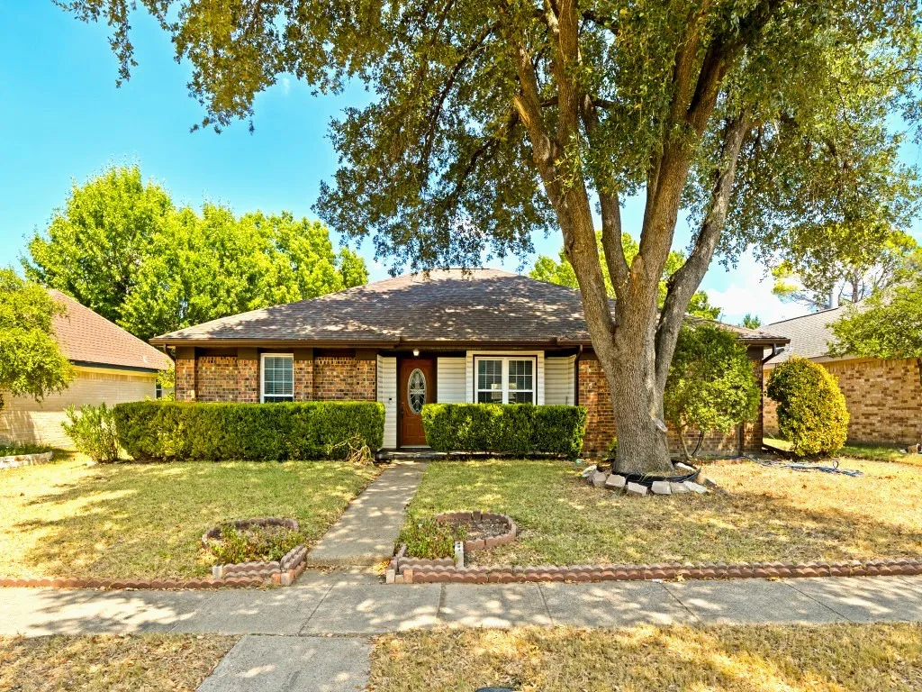 Single Family Residence For Sale in Dallas County , 305 Jessica Drive, Garland, Texas 75040, 3 Bedroom, 2 Bathroom, 2 Garage spaces, 1,766 Sqft, built in 1982, mls#21379878, Real Estate Agent in Garland, Homes For Sale in Dallas county, Homes For Sale in Garland, Realtor in Garland Texas, Real Estate Brokerage Independent Realty Texas, Luminita Cordes Realtor