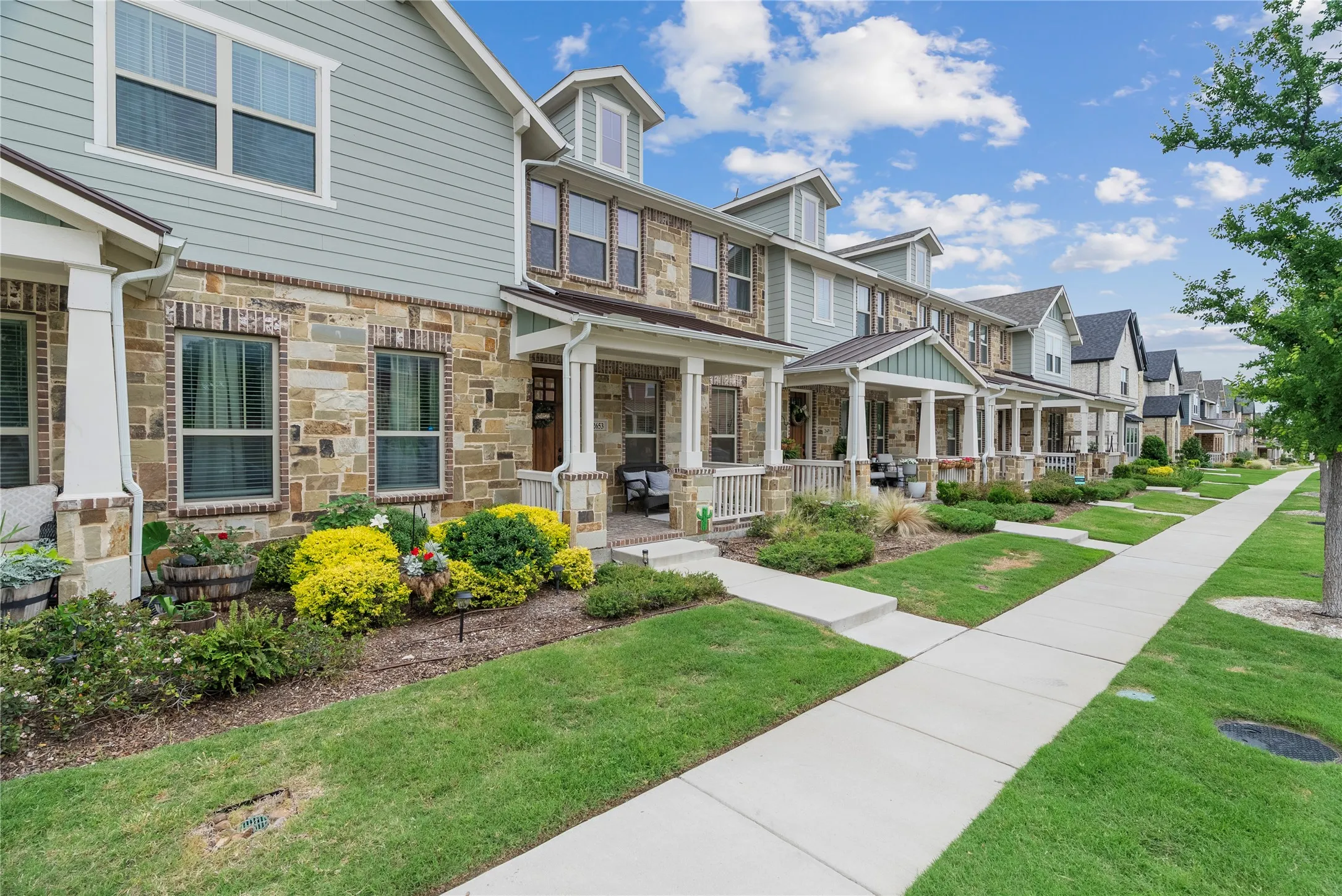 Townhouse For Sale in Dallas County , 2653 Settlers Place, Garland, Texas 75042, 3 Bedroom, 3 Bathroom, 2 Garage spaces, 1,814 Sqft, built in 2022, mls#21379881, Real Estate Agent in Garland, Homes For Sale in Dallas county, Homes For Sale in Garland, Realtor in Garland Texas, Real Estate Brokerage Independent Realty Texas, Luminita Cordes Realtor