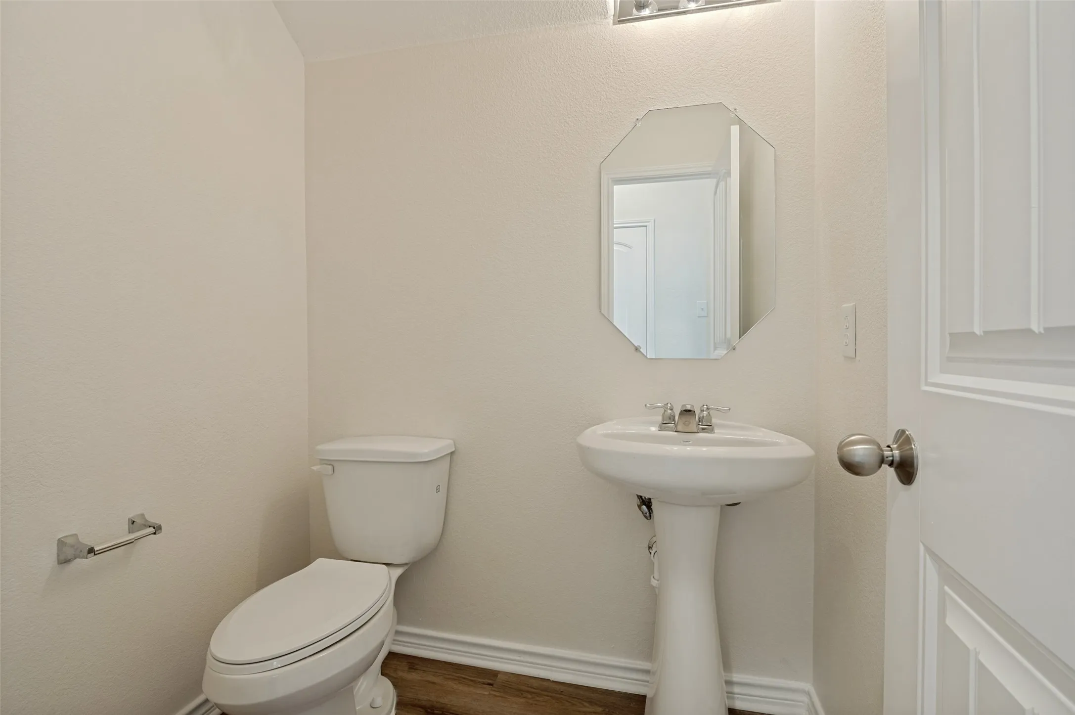 Single Family Residence For Sale in Ellis County , 1403 Kinglet Drive, Ennis, Texas 75119, 4 Bedroom, 3 Bathroom, 2 Garage spaces, 2,104 Sqft, built in 2020, mls#21379883, Real Estate Agent in Ennis, Homes For Sale in Ellis county, Homes For Sale in Ennis, Realtor in Ennis Texas, Real Estate Brokerage Independent Realty Texas, Luminita Cordes Realtor
