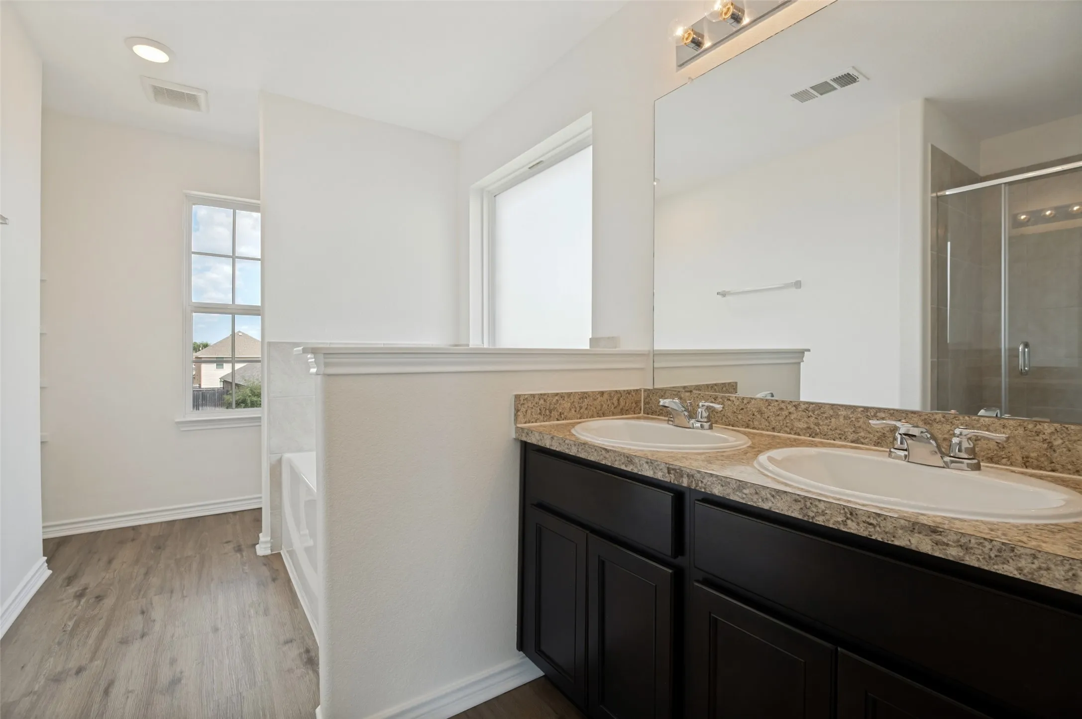Single Family Residence For Sale in Ellis County , 1403 Kinglet Drive, Ennis, Texas 75119, 4 Bedroom, 3 Bathroom, 2 Garage spaces, 2,104 Sqft, built in 2020, mls#21379883, Real Estate Agent in Ennis, Homes For Sale in Ellis county, Homes For Sale in Ennis, Realtor in Ennis Texas, Real Estate Brokerage Independent Realty Texas, Luminita Cordes Realtor