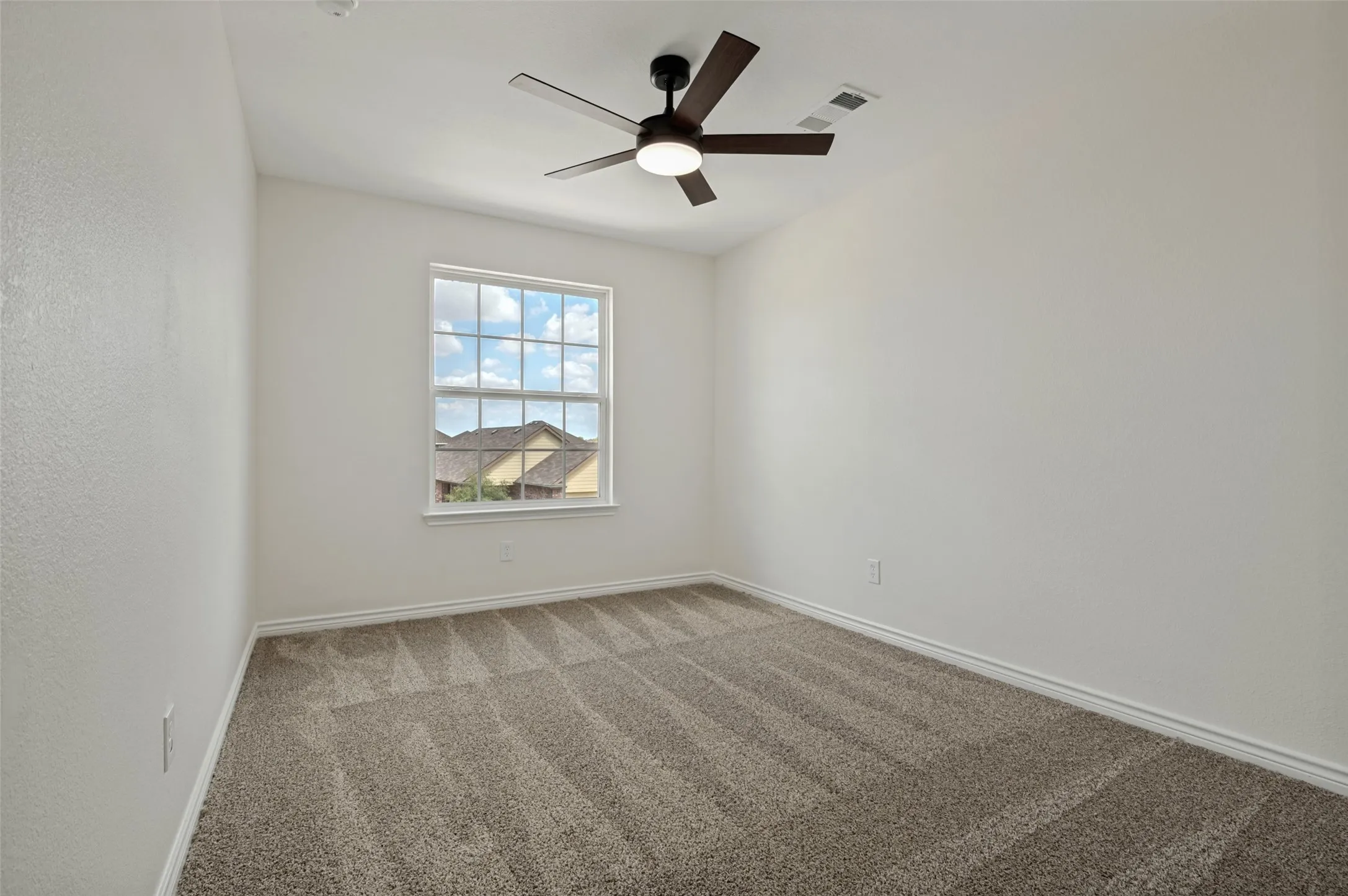Single Family Residence For Sale in Ellis County , 1403 Kinglet Drive, Ennis, Texas 75119, 4 Bedroom, 3 Bathroom, 2 Garage spaces, 2,104 Sqft, built in 2020, mls#21379883, Real Estate Agent in Ennis, Homes For Sale in Ellis county, Homes For Sale in Ennis, Realtor in Ennis Texas, Real Estate Brokerage Independent Realty Texas, Luminita Cordes Realtor