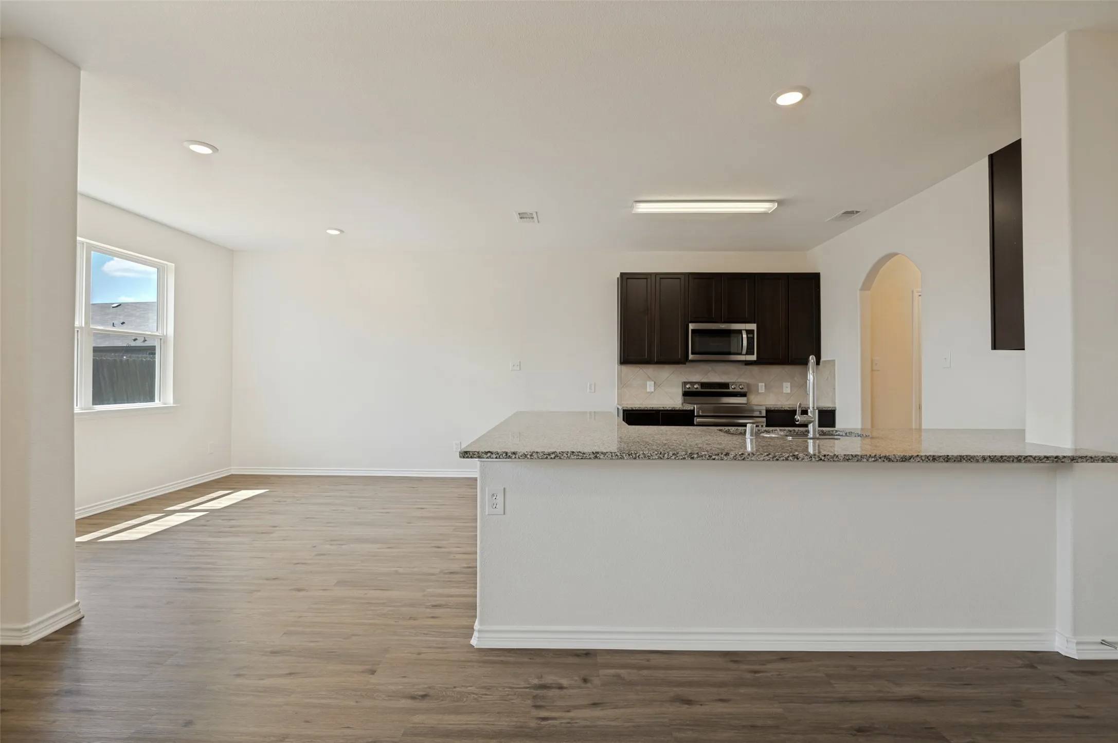 Single Family Residence For Sale in Ellis County , 1403 Kinglet Drive, Ennis, Texas 75119, 4 Bedroom, 3 Bathroom, 2 Garage spaces, 2,104 Sqft, built in 2020, mls#21379883, Real Estate Agent in Ennis, Homes For Sale in Ellis county, Homes For Sale in Ennis, Realtor in Ennis Texas, Real Estate Brokerage Independent Realty Texas, Luminita Cordes Realtor