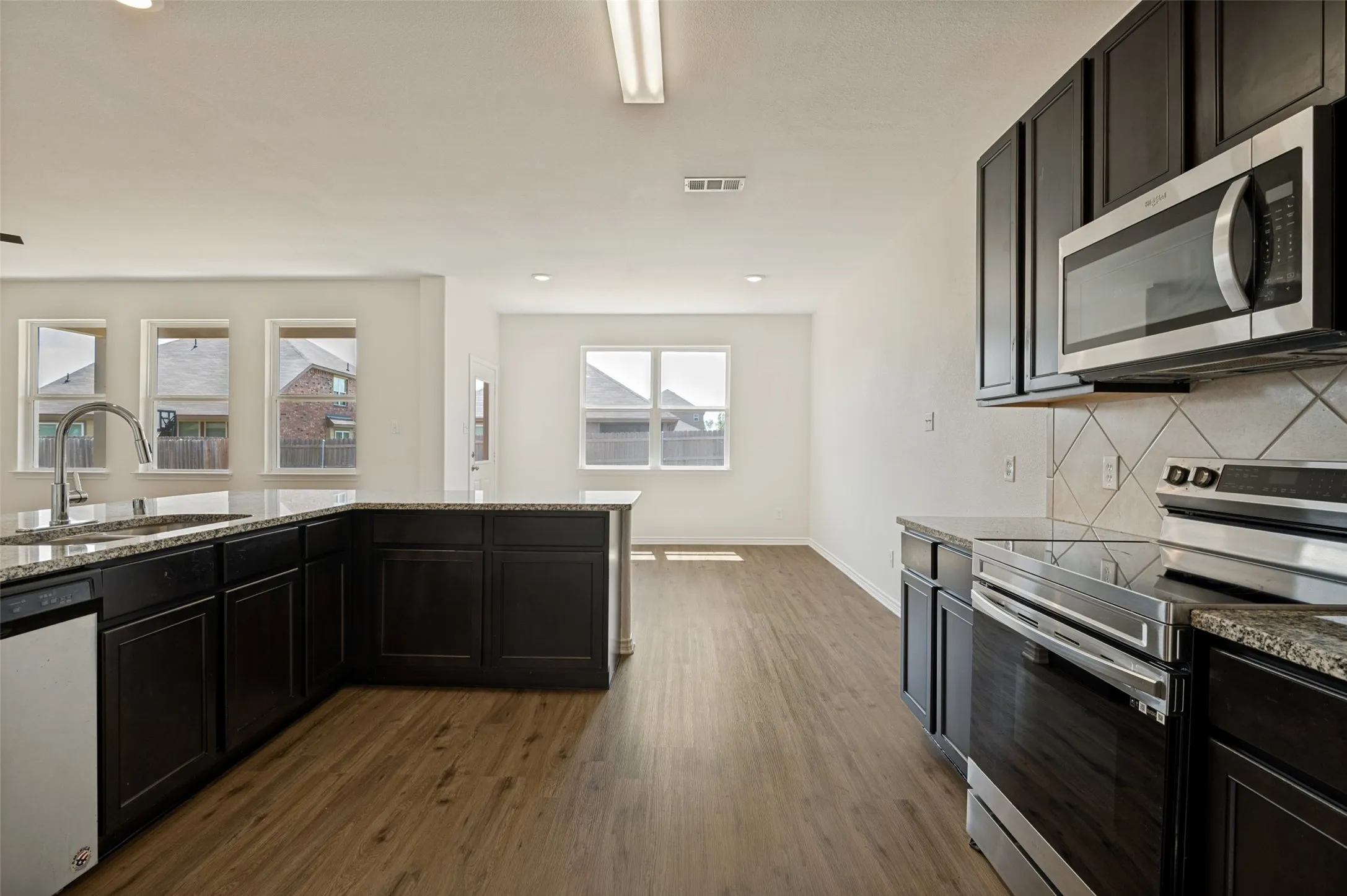 Single Family Residence For Sale in Ellis County , 1403 Kinglet Drive, Ennis, Texas 75119, 4 Bedroom, 3 Bathroom, 2 Garage spaces, 2,104 Sqft, built in 2020, mls#21379883, Real Estate Agent in Ennis, Homes For Sale in Ellis county, Homes For Sale in Ennis, Realtor in Ennis Texas, Real Estate Brokerage Independent Realty Texas, Luminita Cordes Realtor